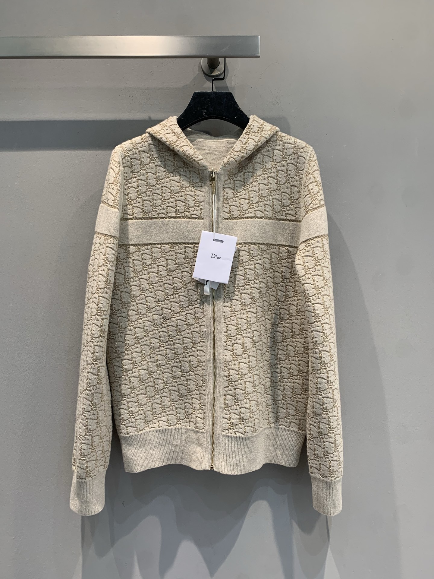 NO:687125,The new model is shipped M, originally developed by CD2026 early spring, new fashionable and versatile reversible cashmere hooded cardigan with embossed letters, made of high-quality cashmere, soft and warm. Khaki color main tone + brand printing, low-key luxury, hooded zipper design is super practical, suitable for daily wear or light sports! Double-sided knitting technology, perfect details, looks great with simple trousers or skirts ~ Size 36 38 40, skirts, hats,19860909新款出货啦M 原版开发 CD2026早春新款时髦百搭两面穿浮雕字母羊绒连帽开衫,采用高品质羊绒,柔软又保暖.卡其色主调+品牌印花,低调奢华,连帽拉链设计超实用,日常穿搭或轻运动都OK!双面针织工艺,细节满分,搭配简约裤装或裙装都很出彩哦~码数36 38 40,,skirts,hats,,Women's clothing