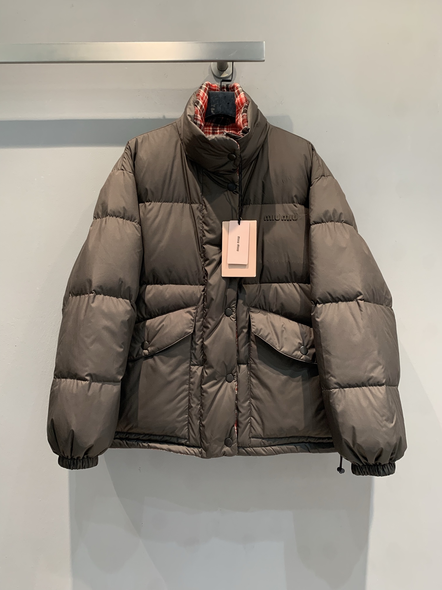 NO:687119,Equipped with dust bag, new model shipped. Original M development. Miumi* 2025 new autumn and winter fashionable retro double-sided down jacket, dark brown + red plaid on both sides, switch styles at will! High-quality down filling, light and warm, drawstring hem design, more flexible to wear. Short bread coat version, tightened cuffs, comfortable and fashionable, suitable for a variety of body types. It can be easily controlled for daily commuting and leisure, and it is easy to match with a sweatshirt or turtleneck base.  getKorean simple style, a must-have for autumn and winter! Size SML,,miumiu,hoodie,sweatshirts,down jacket,19860909配防尘袋新款出货啦M原版开发 Miumi*2025秋冬新款时髦复古双面穿羽绒服,深棕+红格纹两面,随心切换风格!高品质羽绒填充,轻盈又保暖,抽绳下摆设计,穿搭更灵活.短款面包服版型,袖口收紧,舒适又时髦,适合多种身材.日常通勤,休闲都能轻松驾驭,搭配卫衣或高领打底,轻松 get韩系简约风,秋冬出街必备! 码数SML,,miumiu,hoodie,sweatshirts,down jacket,,Women's clothing