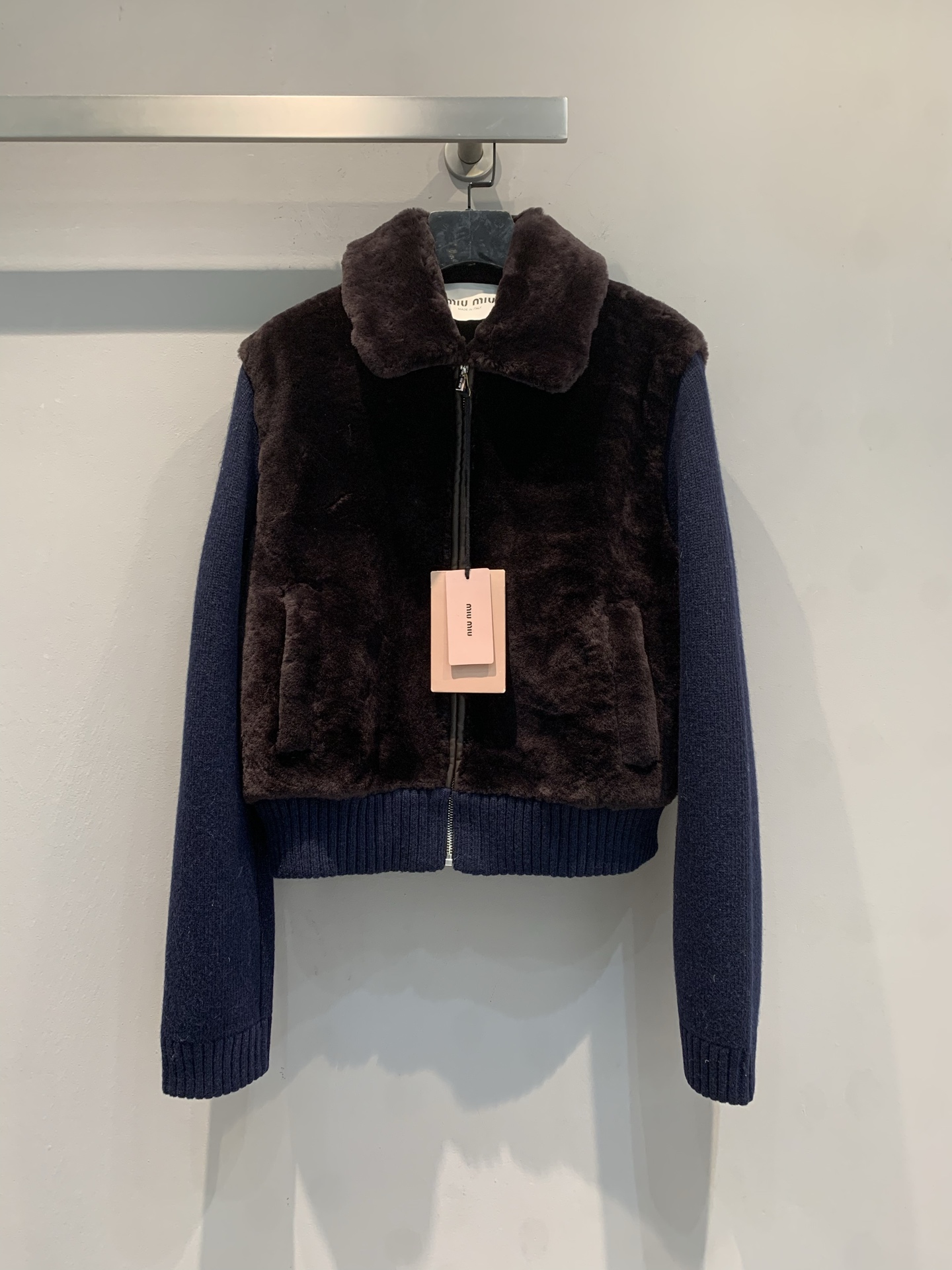 NO:693723,New model shipped with dust bag M  Originally developed by Miumi*2025 new fashionable retro sheep wool knitted sleeves and fur all-in-one jacket for autumn and winter, dark purple and gray knitted sleeves + burgundy fur splicing, retro and fashionable! Zipper closure + lapel design, short tailoring to show off your body proportions, paired with high-waisted pants/skirts, easy to get sweet and cool girly style in autumn and winter. It is warm and eye-catching, and it is great for daily outings or light luxury occasions. Size SML,,miumiu,skirts,jackets &  coats,19860909配防尘袋新款出货啦M 原版开发Miumi*2025秋冬新款时髦复古绵羊毛针织袖拼接皮毛一体外套,深紫灰针织袖+酒红皮草拼接,复古又时髦!拉链开合+翻领设计,短款剪裁超显身材比例,搭配高腰裤/裙装,轻松get甜酷少女风秋冬穿它保暖又吸睛,日常出街或轻奢场合都很出彩.码数SML,,miumiu,skirts,jackets & coats,,Women's clothing