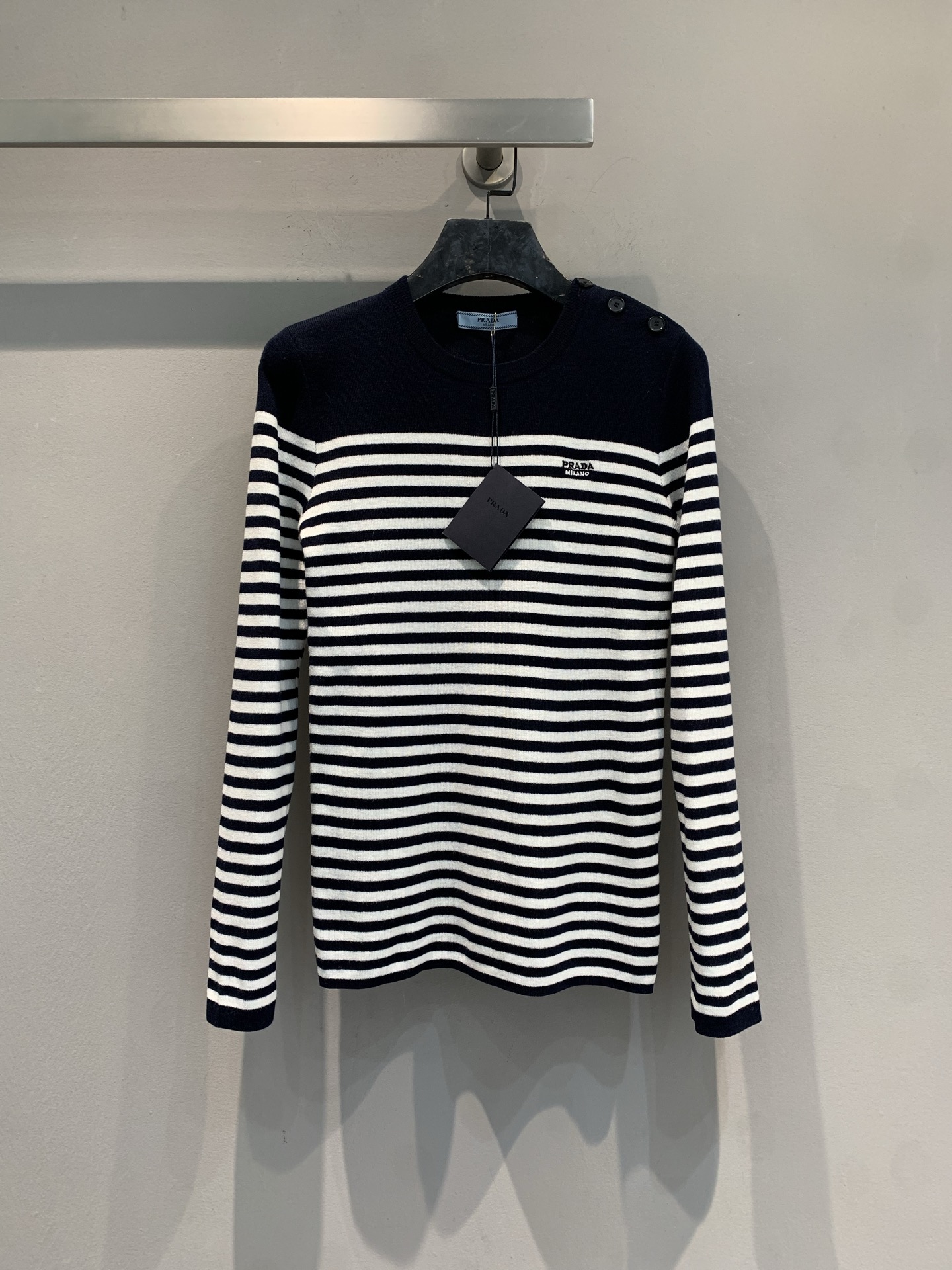 NO:687424,The new model is out. MPrad* 2026 early spring new fashionable retro striped sweater, black and white stripes + navy spliced collar, simple and detailed! Made of wool, soft and close-fitting, super comfortable to wear in autumn and winter ~ elastic cuffs and hem, slim and slim, round neck to modify the neck line, OK to wear alone or layered. It can be easily managed for commuting or leisure, paired with high-waisted pants or skirts, elegant and casual! The logo on the chest is low-key and exquisite, and details are a must-have!  Code numberSML,,prada,skirts,19860909新款出货啦MPrad*2026早春新款时髦复古条纹针织衫,黑白条纹+藏青拼接领,简约又有细节感!羊毛材质,柔软贴身,秋冬穿超舒服~袖口和下摆弹性收口,修身显瘦,圆领修饰脖颈线条,单穿or内搭都 OK .通勤,休闲都能轻松驾驭,搭配高腰裤或半身裙,优雅随性get!胸前Logo低调精致,细节控必入! 码数SML,,prada,skirts,,Women's clothing