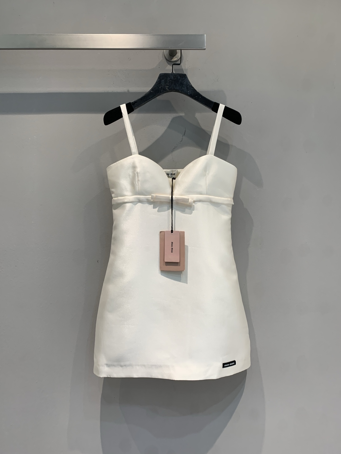 NO:693718,The new model is shipped. M original development Miumi*2026 early spring new style fashionable and versatile silk wool bow suspender skirt, light and thin fabric is perfect for summer! Slim cut + bow on the chest, sweet and elegant, the suspender design is refreshing and neat, easy to control in daily or light dress occasions. The skirt is moderate in length, highlighting the body curve, white and versatile, even better with high heels or exquisite accessories ~ National limited sale, full of collection value, fashionable girls must buy! Size SML,, miumiu, high  heels,skirts,19860909新款出货啦M原版开发 Miumi*2026早春新款时髦百搭丝毛蝴蝶结吊带裙,轻薄面料超适合夏天!修身剪裁+胸前蝴蝶结,甜美又优雅,吊带设计清爽利落,日常或轻礼服场合都能轻松驾驭.裙长适中,凸显身材曲线,白色百搭,配高跟鞋或精致配饰更出彩~全国限量发售,收藏价值满满,时髦女孩必入! 码数SML,,miumiu,high heels,skirts,,Women's clothing