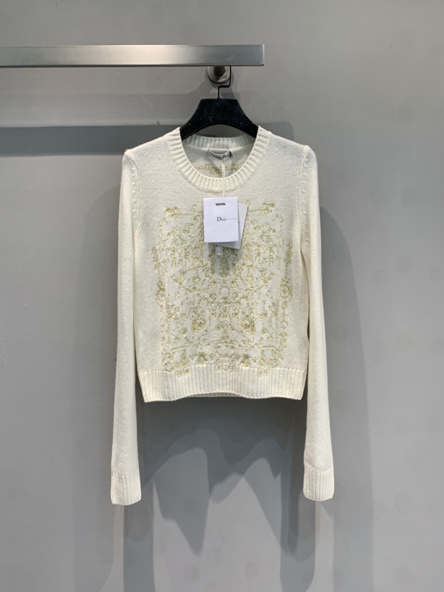 NO:687422,The new model is out, CD2026 early spring limited edition gold thread embroidered castle garden cashmere sweater. Milky white cashmere, soft and skin-friendly and warm. The golden castle garden embroidery is super exquisite, full of palace feeling, and directly fills the festive atmosphere. Round neck + rib closing, slim fit and not tight, can be easily worn in daily life or party. Paired with jeans or skirt, it is elegant and casual, it is the highlight of winter wear! Size 36 38  40,,skirts,jeans,sweaters,19860909新款出货啦 CD2026早春限定款金线刺绣城堡花园羊绒毛衣.奶白色山羊绒,柔软亲肤又保暖.金色城堡花园刺绣超精致,宫廷感满满,节日氛围直接拉满.圆领+罗纹收口,修身不紧绷,日常或聚会都能轻松驾驭.搭配牛仔裤or半裙,优雅又随性,是冬日穿搭亮点! 码数36 38 40,,skirts,jeans,sweaters,,Women's clothing