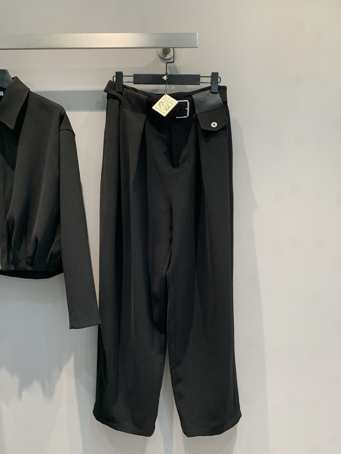 NO:693708,New model shipped M. Original development Loew* 2025 new fashionable and versatile high-waisted wide-leg pants for autumn and winter. Made of high-quality wool, soft and warm, perfect for autumn and winter! High-waist + belt design, modified waistline, long legs, wide-leg version is super aura. The lining is skin-friendly, comfortable and stress-free to wear. Versatile, it can be worn with a white T, a shirt or a sweater, and can be easily used in commuting, casual, and formal occasions. It is a must-have and practical item in the wardrobe!  Size SML,,loewe,shirts,19860909新款出货啦M 原版开发 Loew*2025秋冬新款时髦百搭高腰阔腿裤,采用高品质羊毛,柔软又保暖,秋冬穿超合适!高腰+腰带设计,修饰腰线,显腿长,阔腿版型超显气场.内衬亲肤,穿着舒适无压力.百搭属性,配白T,衬衫或针织衫都OK,通勤,休闲,正式场合都能轻松驾驭,是衣橱必备实用单品! 码数SML,,loewe,shirts,,Women's clothing