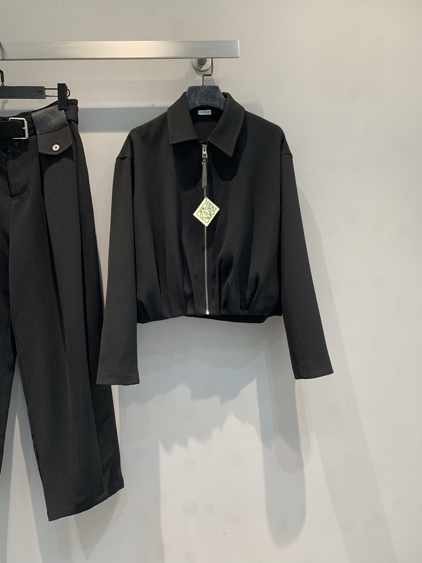 NO:693744,New model shipped, original development  Loew*2025 new fashionable retro pleated short wool jacket for autumn and winter, made of high-quality wool fabric, simple lapel + zipper design, low-key and advanced hem hand-pleated and super artistic, breaking the rules, adding flexibility and creativity. The short version is very proportional, and looks great with high-waisted pants or skirts, easily creating a fashionable look! It can be easily managed for daily commuting and casual occasions, practical and fashionable, size SML, loewe, skirts, jackets & coats,19860909新款出货啦原版开发 Loew*2025秋冬新款时髦复古褶皱短款羊毛夹克,采用高品质羊毛面料,简约翻领+拉链设计,低调又高级下摆手工褶皱超有艺术感,打破常规,增添灵动与创意.短款版型超显身材比例,搭配高腰裤或裙装都很出彩,轻松打造时尚造型!日常通勤,休闲场合都能轻松驾驭,实用又时髦,码数SML,,loewe,skirts,jackets & coats,,Women's clothing