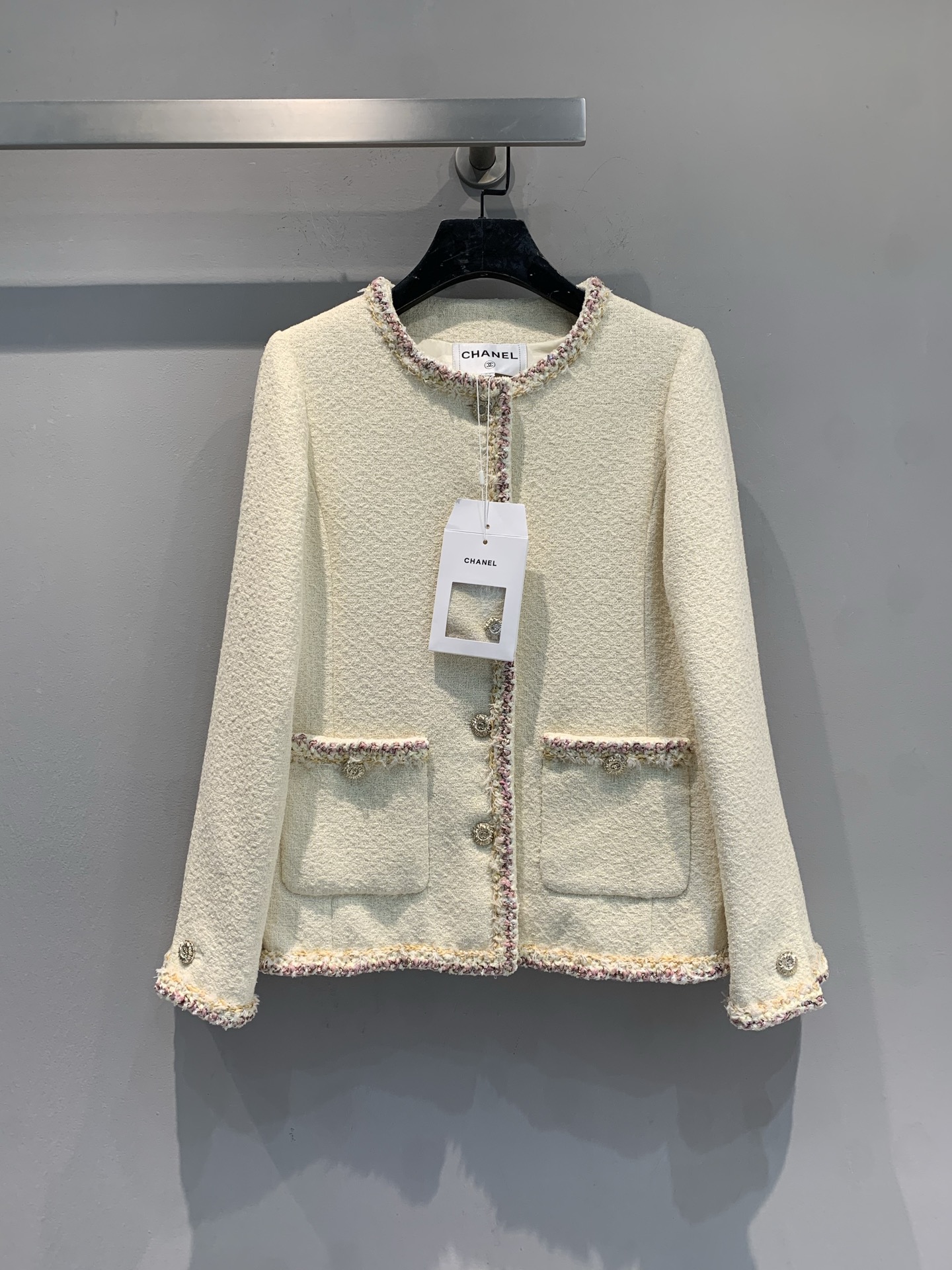 NO:694552,Comes with dust bag. M comes with dust bag. Original development of C family's 2026 early spring new lady style vacation series milk white tweed jacket, classic Xiangjia design, round neck + double pockets, colorful weaving on the edge, super exquisite details. The tweed material is light and textured, very suitable for spring and autumn, lined with silk, full of French elegance! It can be easily managed for daily commuting and parties, and it goes well with high-waisted jeans or dresses. It is a practical and fashionable must-have item~  Size 36 38 40,,chanel,chanel,skirts,jeans,jackets & coats,real silk,19860909配防尘袋新款出货啦M配防尘袋 原版开发C家2026早春新款名媛风度假系列奶白粗花呢外套,经典香家设计,圆领+双口袋,边缘点缀彩色编织,细节超精致.粗花呢材质轻盈有质感,春秋穿超合适,内衬真丝,法式优雅满分!日常通勤,聚会都能轻松驾驭,搭配高腰牛仔裤或连衣裙都很出彩,是实用又时髦的必备单品~ 码数36 38 40,,chanel,chanel,skirts,jeans,jackets & coats,real silk,,Women's clothing