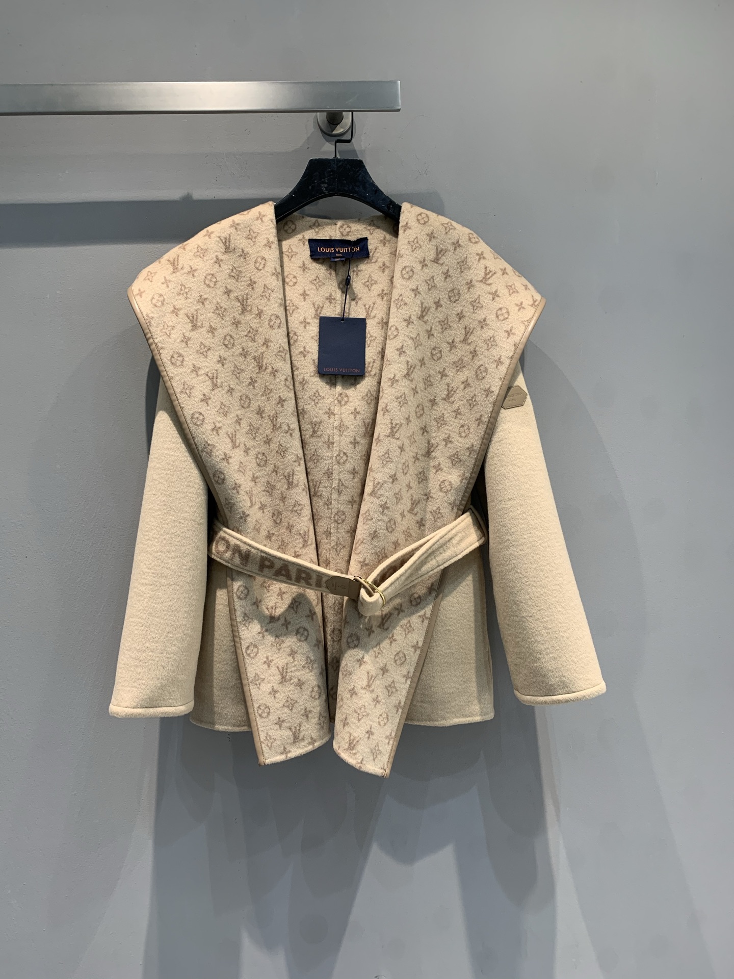 NO:694592,The new model is shipped with a dust bag. Top-quality fabrics come with a full set of packaging. L's new autumn and winter small flower wrap-style short coat is made of sheep wool jacquard fabric imported from Australia. The fabric is soft and velvety!  Full body floral tailoring, imported goatskin binding!  The invincible large lapels are made for aura, and your upper body will become whiter and more beautiful in seconds!  Delivered with the same color belt. Khaki code number 36 38 40, Louis Vuitton, sheepskin,19860909配防尘袋新款出货啦 顶级面料配全套包装 L家秋冬新款小花围裹式短款大衣,澳洲进口绵羊毛呢提花面料,面料柔软绒感十足！满身对花剪裁,进口山羊皮包边！无敌大翻领为气场而生,上身秒变白富美！配送同色腰带.卡其色 码数36 38 40,,louis vuitton,sheepskin,,Women's clothing