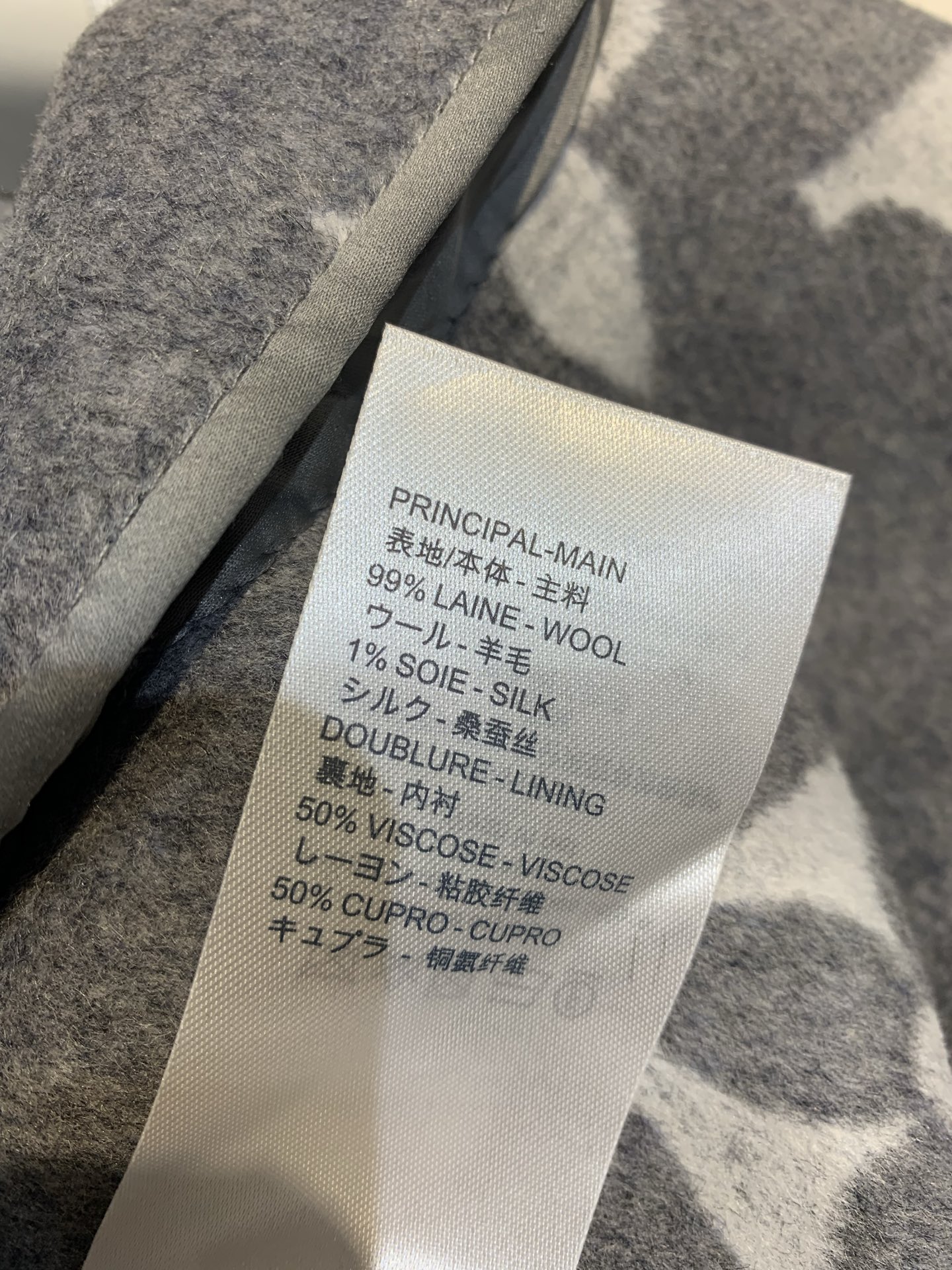 新款🌟出货啦📢 顶级面料配全套包装 L家秋冬新款大花围裹式中长款大衣，澳洲进口绵羊毛呢提花面料，面料柔软
