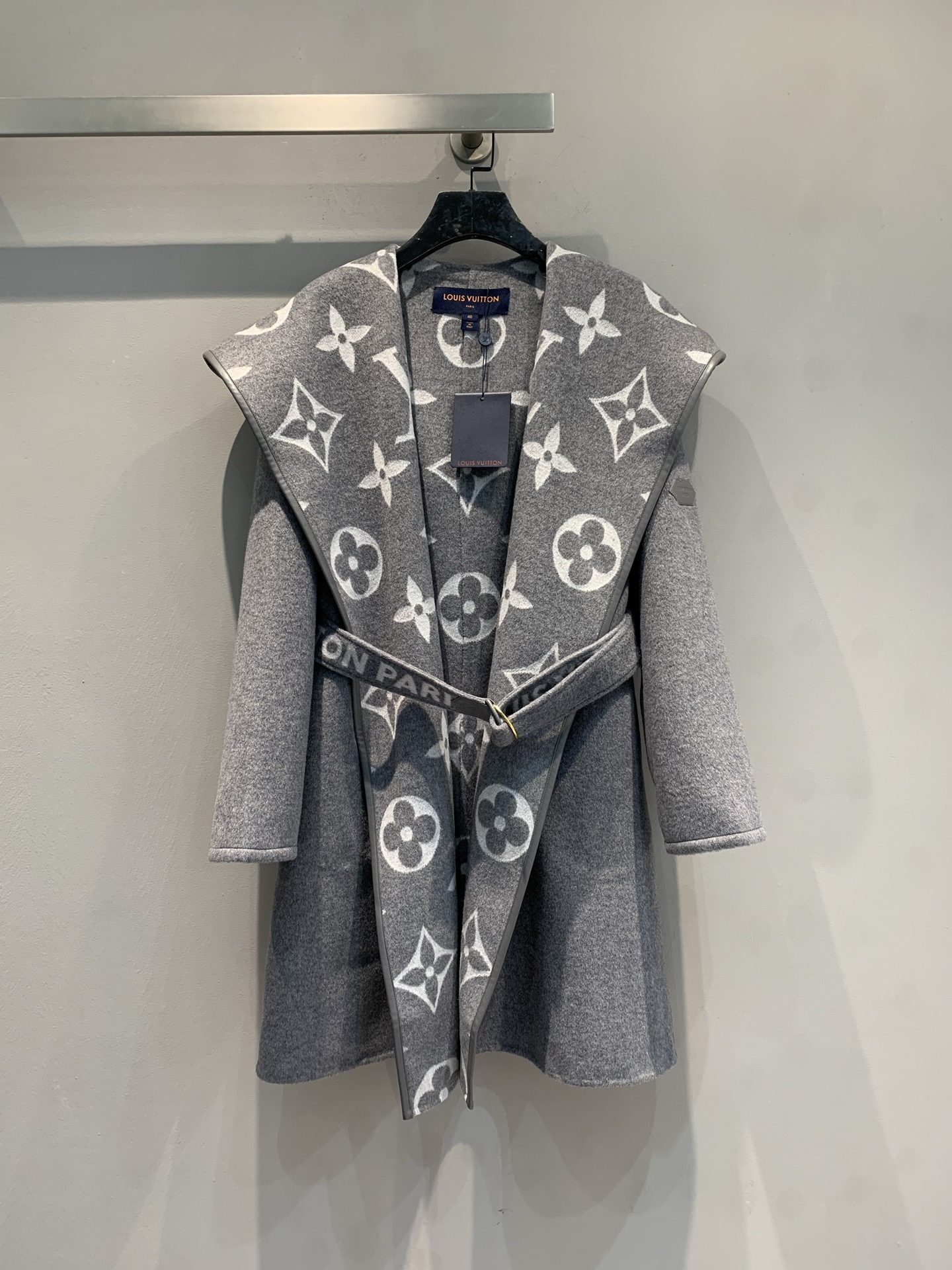 NO:694596,Equipped with a dust bag, the new model is shipped. M top-quality fabrics come with a full set of packaging. L's new autumn and winter large floral wrap-style mid-length coat is made of sheep wool jacquard fabric imported from Australia. The fabric is soft and velvety!  Full body floral tailoring, imported goatskin binding!  The invincible large lapels are made for aura, and your upper body will become whiter and more beautiful in seconds!  Delivered with same color belt. Gray code number 36 38 40,,louis vuitton,sheepskin,19860909配防尘袋新款出货啦M顶级面料配全套包装 L家秋冬新款大花围裹式中长款大衣,澳洲进口绵羊毛呢提花面料,面料柔软绒感十足！满身对花剪裁,进口山羊皮包边！无敌大翻领为气场而生,上身秒变白富美！配送同色腰带.灰色 码数36 38 40,,louis vuitton,sheepskin,,Women's clothing