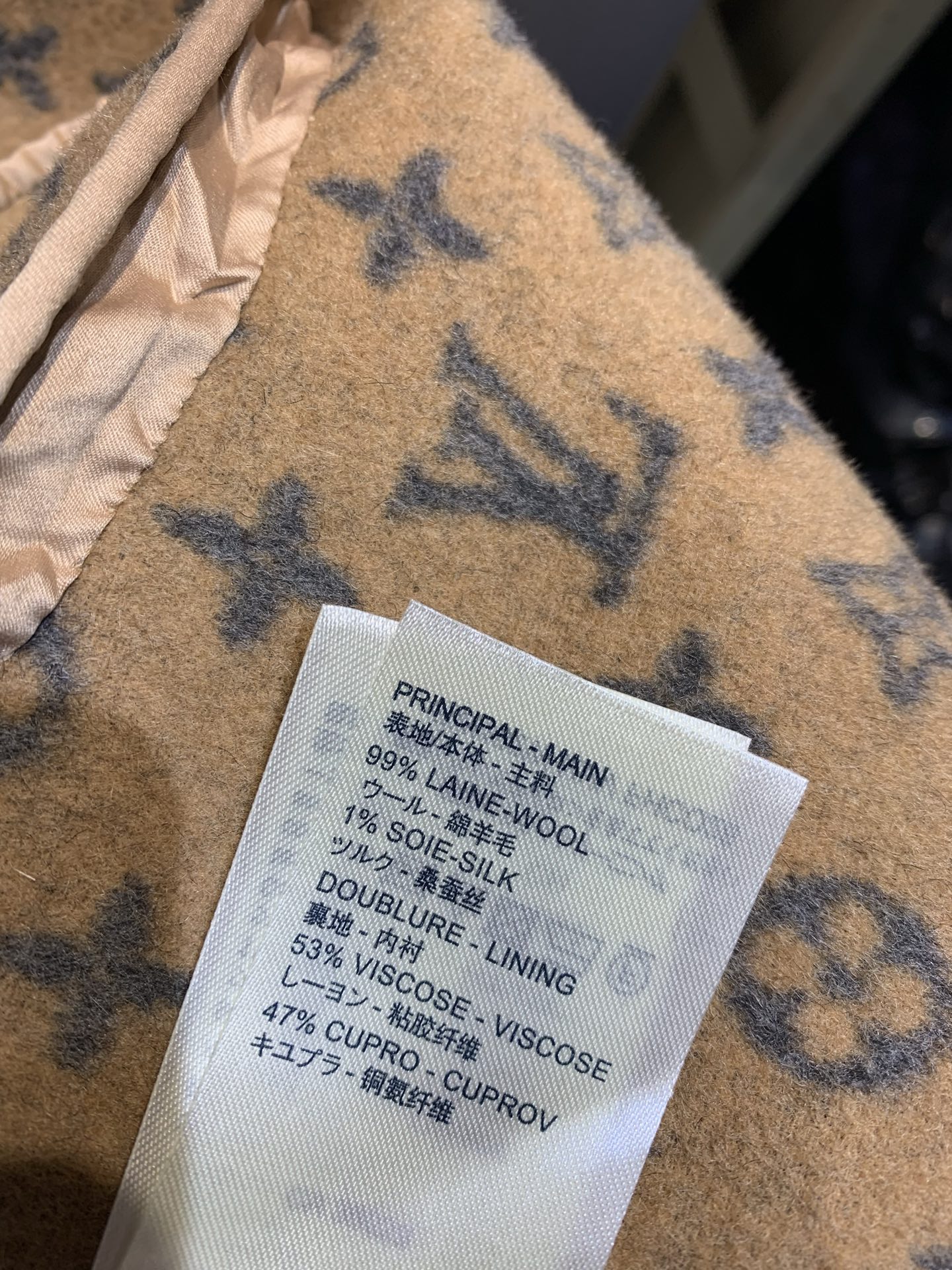 新款🌟出货啦📢 顶级面料配全套包装 L家秋冬新款小花围裹式中长款大衣，澳洲进口绵羊毛呢提花面料，面料柔软