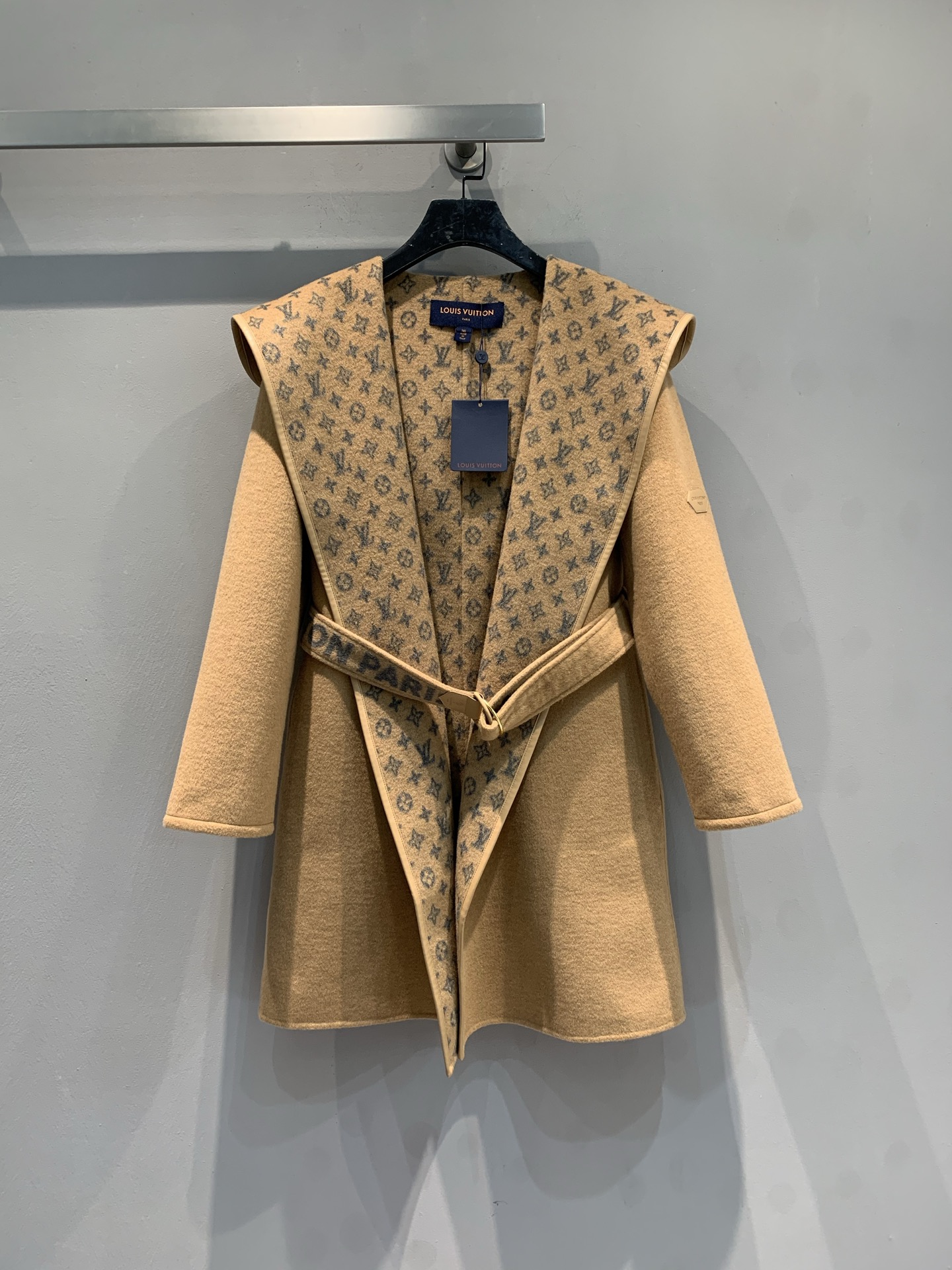 NO:694605,The new model is shipped with a dust bag. M Top-quality fabrics come with a full set of packaging. L's new autumn and winter small flower wrap-style mid-length coat is made of sheep wool jacquard fabric imported from Australia. The fabric is soft and velvety!  Full body floral tailoring, imported goatskin binding!  The invincible large lapels are made for aura, and your upper body will become whiter and more beautiful in seconds!  Delivered with the same color belt. Camel code number 36 38 40, Louis Vuitton, sheepskin,19860909配防尘袋新款出货啦M 顶级面料配全套包装 L家秋冬新款小花围裹式中长款大衣,澳洲进口绵羊毛呢提花面料,面料柔软绒感十足！满身对花剪裁,进口山羊皮包边！无敌大翻领为气场而生,上身秒变白富美！配送同色腰带.驼色 码数36 38 40,,louis vuitton,sheepskin,,Women's clothing