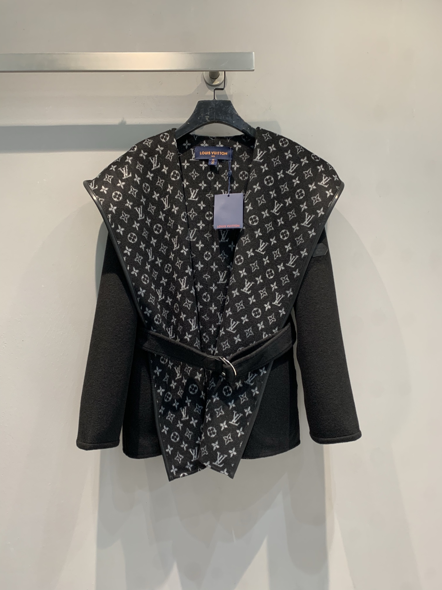 NO:694582,Equipped with dust bag, the new model is shipped. M top-quality fabrics with complete packaging. L family's new autumn and winter small flower wrap-style short coat, imported from Australia, sheep wool jacquard fabric, the fabric is soft and velvety!  Full body floral tailoring, imported goatskin binding!  The invincible large lapels are made for aura, and your upper body will become whiter and more beautiful in seconds!  Delivered with the same color belt. Black code number 36 38 40, Louis Vuitton, sheepskin,19860909配防尘袋新款出货啦M顶级面料配全套包装 L家秋冬新款小花围裹式短款大衣,澳洲进口绵羊毛呢提花面料,面料柔软绒感十足！满身对花剪裁,进口山羊皮包边！无敌大翻领为气场而生,上身秒变白富美！配送同色腰带.黑色 码数36 38 40,,louis vuitton,sheepskin,,Women's clothing