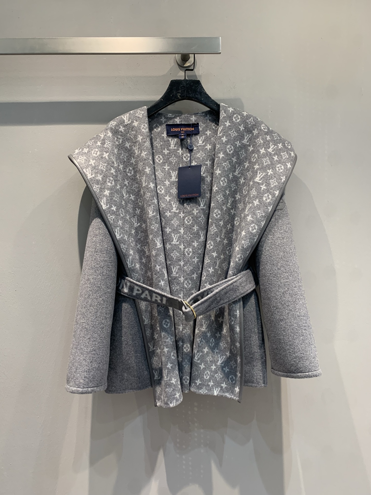 NO:694574,Equipped with dust bag, the new model is shipped. M top-quality fabrics with complete packaging. L family's new autumn and winter small flower wrap-style short coat, imported from Australia, sheep wool jacquard fabric, the fabric is soft and velvety!  Full body floral tailoring, imported goatskin binding!  The invincible large lapels are made for aura, and your upper body will become whiter and more beautiful in seconds!  Delivered with same color belt. Gray code number 36 38 40,,louis vuitton,sheepskin,19860909配防尘袋新款出货啦M顶级面料配全套包装 L家秋冬新款小花围裹式短款大衣,澳洲进口绵羊毛呢提花面料,面料柔软绒感十足！满身对花剪裁,进口山羊皮包边！无敌大翻领为气场而生,上身秒变白富美！配送同色腰带.灰色 码数36 38 40,,louis vuitton,sheepskin,,Women's clothing