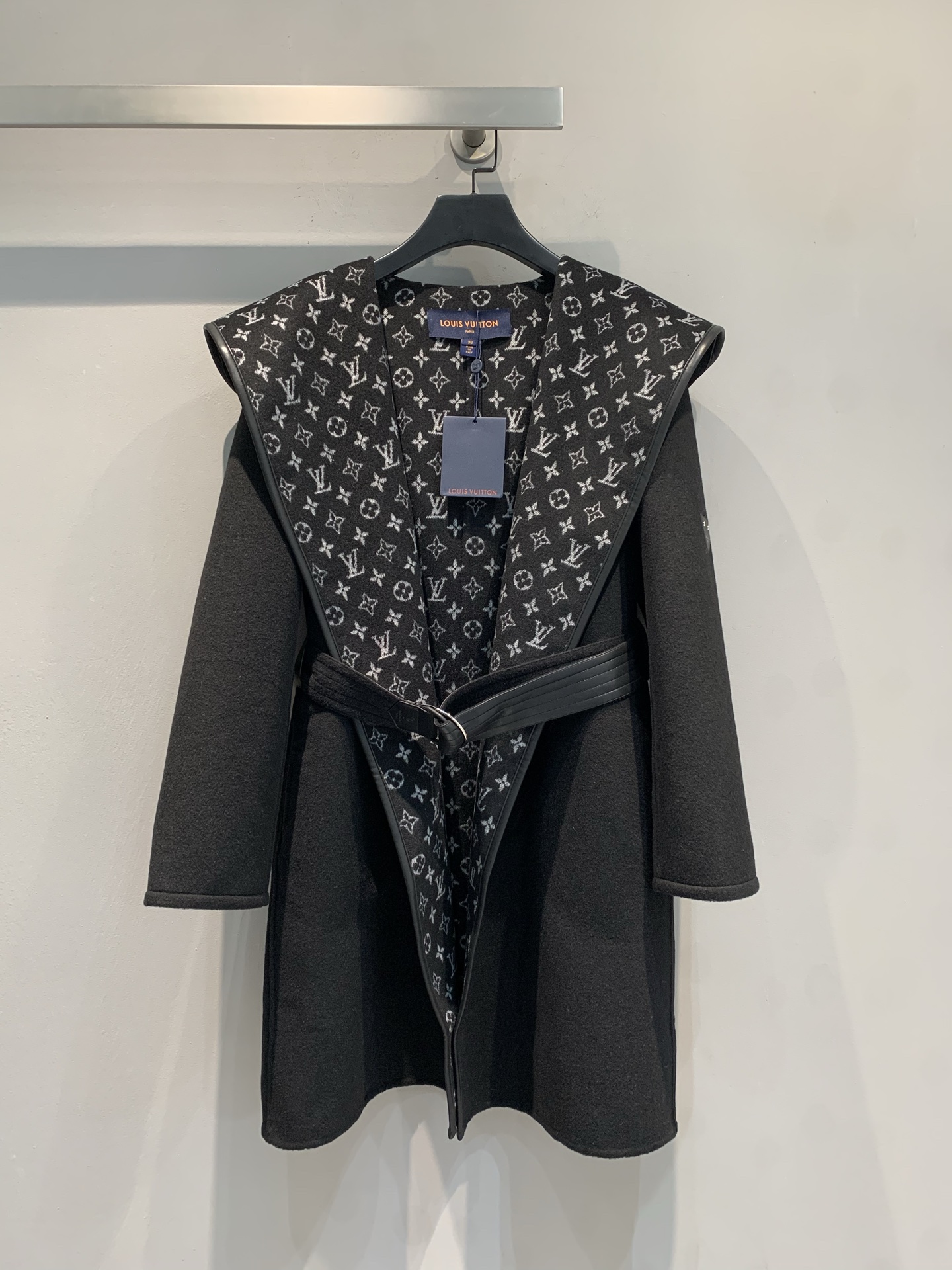 NO:694572,Equipped with dust bag, the new model is shipped. M top-quality fabrics with complete packaging. L family's new autumn and winter small flower wrap-style mid-length coat, imported from Australia, sheep wool jacquard fabric, the fabric is soft and velvety!  Full body floral tailoring, imported goatskin binding!  The invincible large lapels are made for aura, and your upper body will become whiter and more beautiful in seconds!  Delivered with the same color belt. Black code number 36 38 40, Louis Vuitton, sheepskin,19860909配防尘袋新款出货啦M顶级面料配全套包装 L家秋冬新款小花围裹式中长款大衣,澳洲进口绵羊毛呢提花面料,面料柔软绒感十足！满身对花剪裁,进口山羊皮包边！无敌大翻领为气场而生,上身秒变白富美！配送同色腰带.黑色 码数36 38 40,,louis vuitton,sheepskin,,Women's clothing