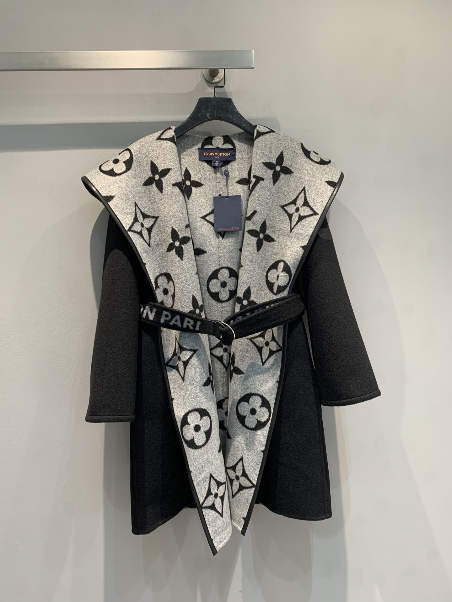 NO:694606,The new model is shipped with a dust bag. Top-quality fabrics come with a complete set of packaging. L's new autumn and winter large floral wrap-style mid-length coat is made of sheep wool jacquard fabric imported from Australia. The fabric is soft and velvety!  Full body floral tailoring, imported goatskin binding!  The invincible large lapels are made for aura, and your upper body will become whiter and more beautiful in seconds!  Delivered with the same color belt. Black and gray color matching, code number 36 38 40,,louis vuitton,sheepskin,19860909配防尘袋新款出货啦 顶级面料配全套包装 L家秋冬新款大花围裹式中长款大衣,澳洲进口绵羊毛呢提花面料,面料柔软绒感十足！满身对花剪裁,进口山羊皮包边！无敌大翻领为气场而生,上身秒变白富美！配送同色腰带.黑灰拼色 码数36 38 40,,louis vuitton,sheepskin,,Women's clothing