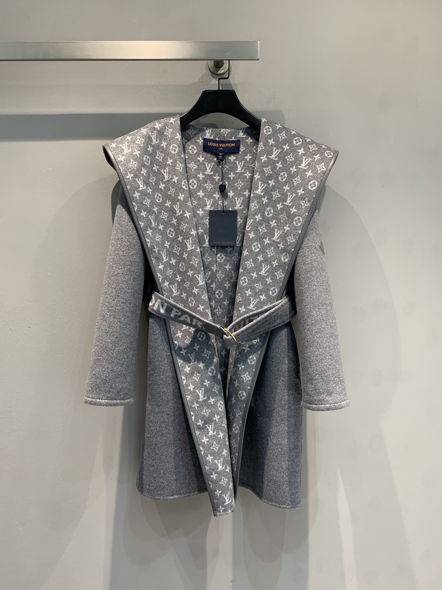 NO:694978,The new model is shipped with a dust bag. M Top-quality fabrics come with a full set of packaging. L's new autumn and winter small flower wrap-style mid-length coat is made of sheep wool jacquard fabric imported from Australia. The fabric is soft and velvety!  Full body floral tailoring, imported goatskin binding!  The invincible large lapels are made for aura, and your upper body will become whiter and more beautiful in seconds!  Delivered with same color belt. Gray code number 36 38 40,,louis vuitton,sheepskin,19860909配防尘袋新款出货啦M 顶级面料配全套包装 L家秋冬新款小花围裹式中长款大衣,澳洲进口绵羊毛呢提花面料,面料柔软绒感十足！满身对花剪裁,进口山羊皮包边！无敌大翻领为气场而生,上身秒变白富美！配送同色腰带.灰色 码数36 38 40,,louis vuitton,sheepskin,,Women's clothing