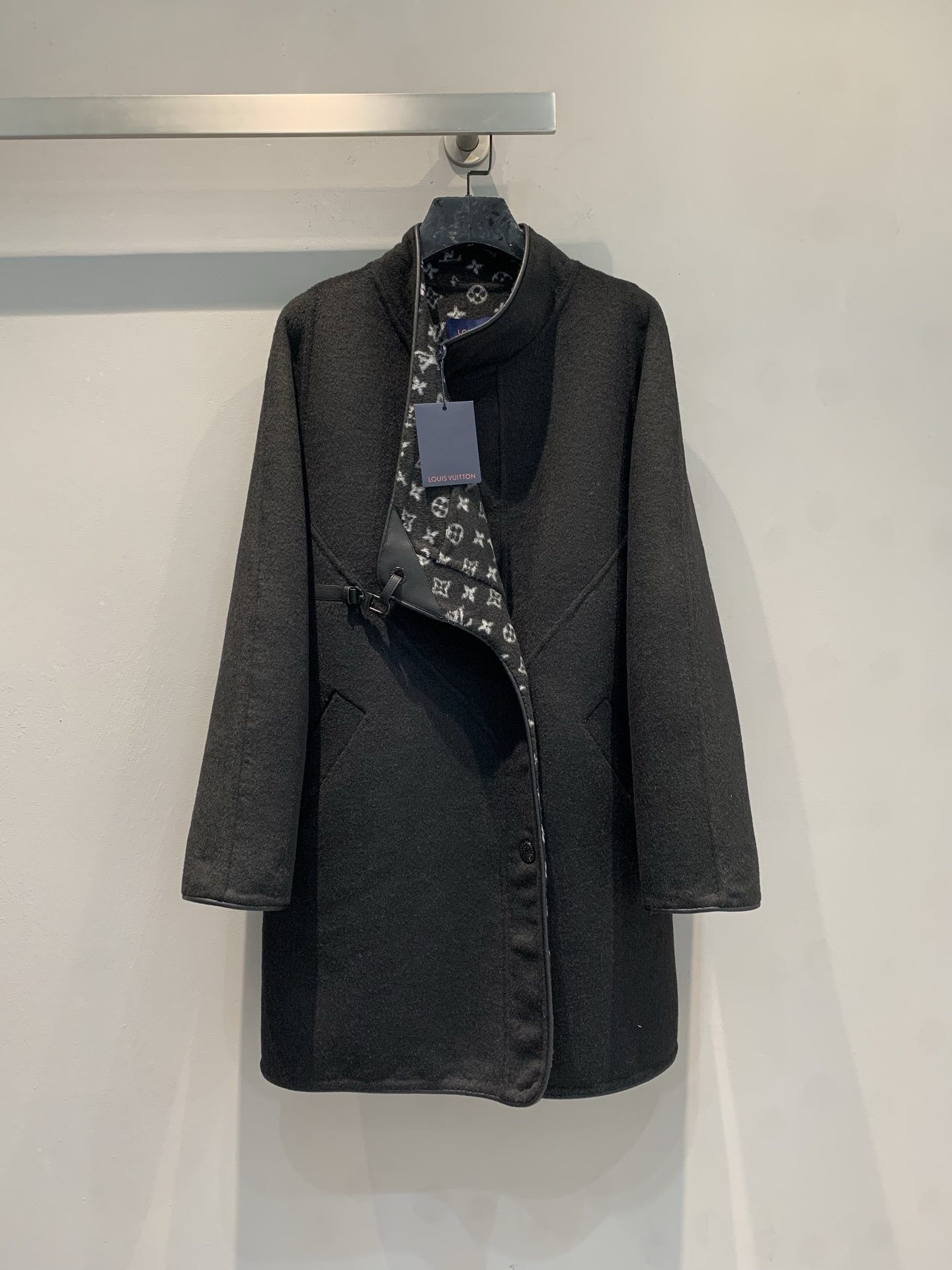 NO:694971,The new model is shipped with a dust bag. The top-quality fabrics come with a full set of packaging. L's new autumn and winter small flower stand collar irregular mid-length coat is made of sheep wool jacquard fabric imported from Australia. The fabric is soft and velvety!  Full body floral tailoring, imported goatskin metal buckle!  The invincible large lapels are made for aura, and your upper body will become whiter and more beautiful in seconds!  Black code number 36 38 40,,louis vuitton,sheepskin,19860909配防尘袋新款出货啦 顶级面料配全套包装 L家秋冬新款小花立领不规则中长款大衣,澳洲进口绵羊毛呢提花面料,面料柔软绒感十足！满身对花剪裁,进口山羊皮金属扣！无敌大翻领为气场而生,上身秒变白富美！黑色 码数36 38 40,,louis vuitton,sheepskin,,Women's clothing