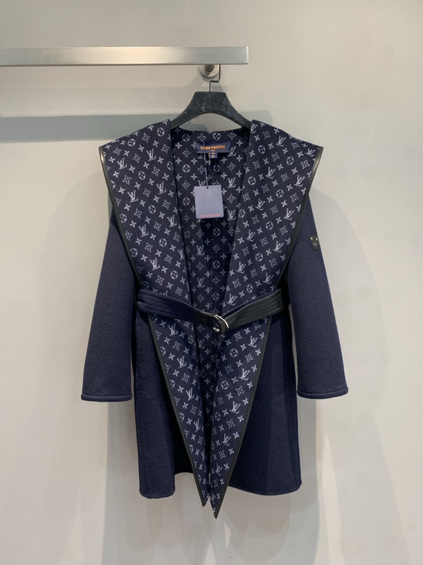 NO:694949,The new model is shipped with dust bag. Top-quality fabrics come with complete packaging. L's new autumn and winter small flower wrap-style mid-length coat is made of sheep wool jacquard fabric imported from Australia. The fabric is soft and velvety!  Full body floral tailoring, imported goatskin binding!  The invincible large lapels are made for aura, and your upper body will become whiter and more beautiful in seconds!  Delivered with the same color belt. Blue code number 36 38 40, Louis Vuitton, sheepskin,19860909配防尘袋新款出货啦 顶级面料配全套包装 L家秋冬新款小花围裹式中长款大衣,澳洲进口绵羊毛呢提花面料,面料柔软绒感十足！满身对花剪裁,进口山羊皮包边！无敌大翻领为气场而生,上身秒变白富美！配送同色腰带.蓝色 码数36 38 40,,louis vuitton,sheepskin,,Women's clothing