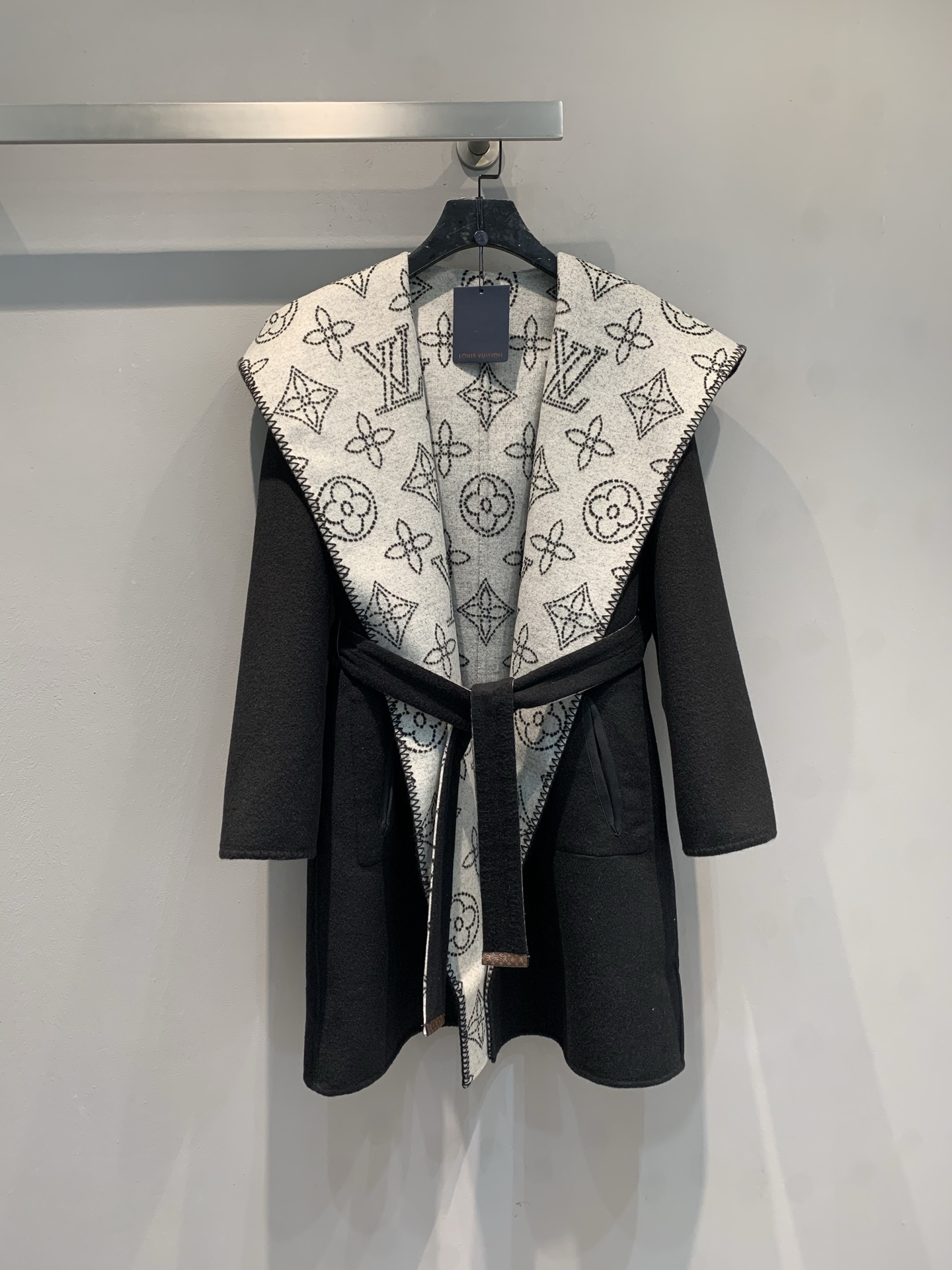 NO:694942,Equipped with a dust bag, the new model is shipped. M top-quality fabrics come with a full set of packaging. L's new autumn and winter reversible large floral wrap-style mid-length coat is made of sheep wool jacquard fabric imported from Australia. The fabric is soft and velvety!  Full body floral tailoring, imported goatskin binding!  The invincible large lapels are made for aura, and your upper body will become whiter and more beautiful in seconds!  Delivered with the same color belt. Black code number 36 38 40, Louis Vuitton, sheepskin,19860909配防尘袋新款出货啦M顶级面料配全套包装 L家秋冬新款两面穿大花围裹式中长款大衣,澳洲进口绵羊毛呢提花面料,面料柔软绒感十足！满身对花剪裁,进口山羊皮包边！无敌大翻领为气场而生,上身秒变白富美！配送同色腰带.黑色 码数36 38 40,,louis vuitton,sheepskin,,Women's clothing