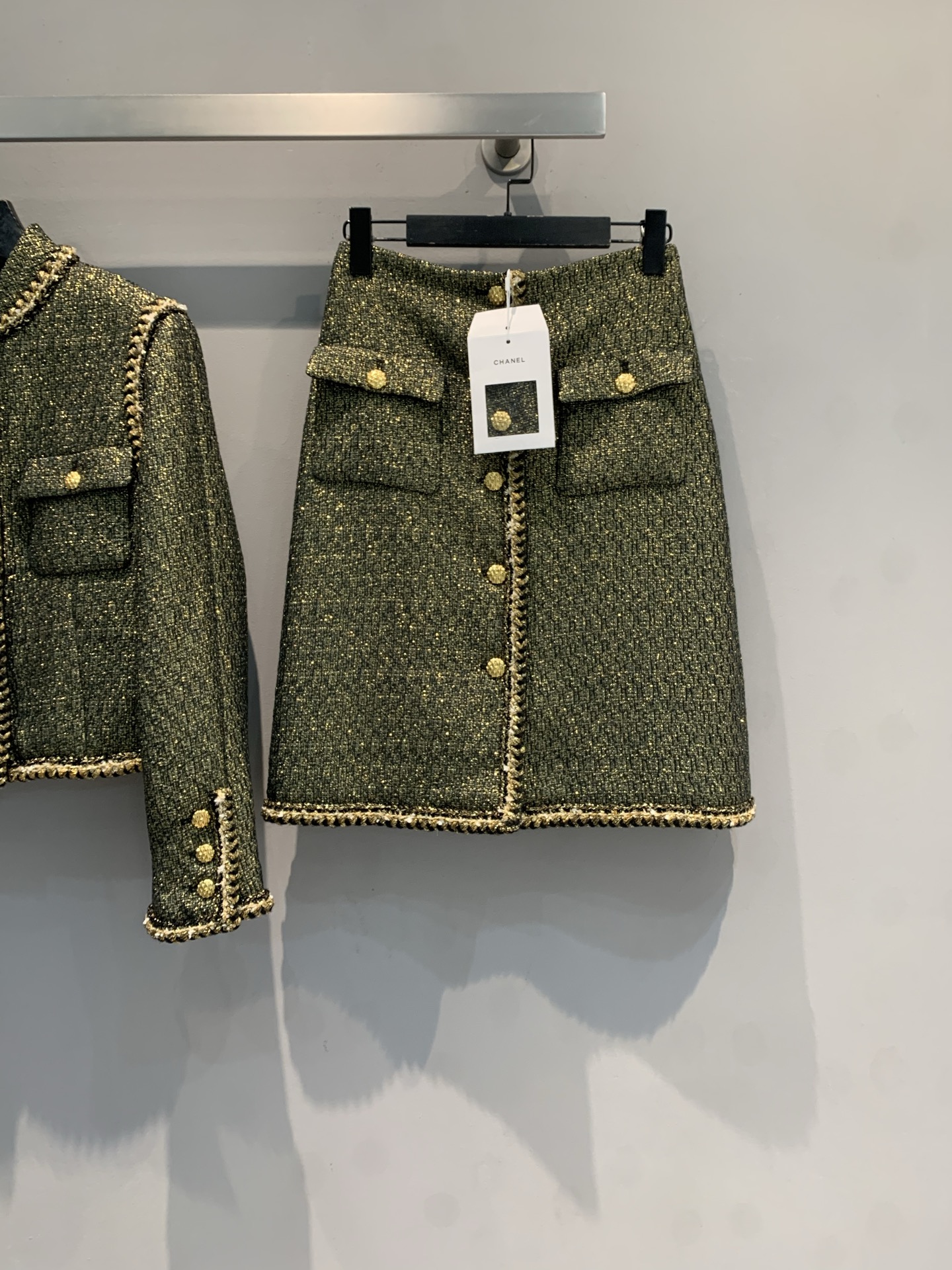 NO:695478,The new model is shipped. Original development. C's 2026 early spring new fashionable retro gold buckle green tweed skirt, classic small fragrance design, handmade tweed material, fine and layered texture. Gold buttons + woven trim, perfect details, double flap pockets on the front, practical and beautiful. The skirt is moderate in length, elegant and retro, can be easily worn in daily or formal occasions, and it looks more advanced when paired with the same series of jackets. Size 36 38 40,, chanel, skirts, jackets &  coats,19860909新款出货啦 原版开发 C家2026早春新款时髦复古金扣绿色粗花呢半裙,经典小香风设计,手工粗花呢材质,质感细腻有层次.金色纽扣+编织边饰,细节满分,正面双翻盖口袋,实用又美观.裙长适中,优雅复古,日常或正式场合都能轻松驾驭,搭配同系列外套更显高级感.码数36 38 40,,chanel,skirts,jackets & coats,,Women's clothing