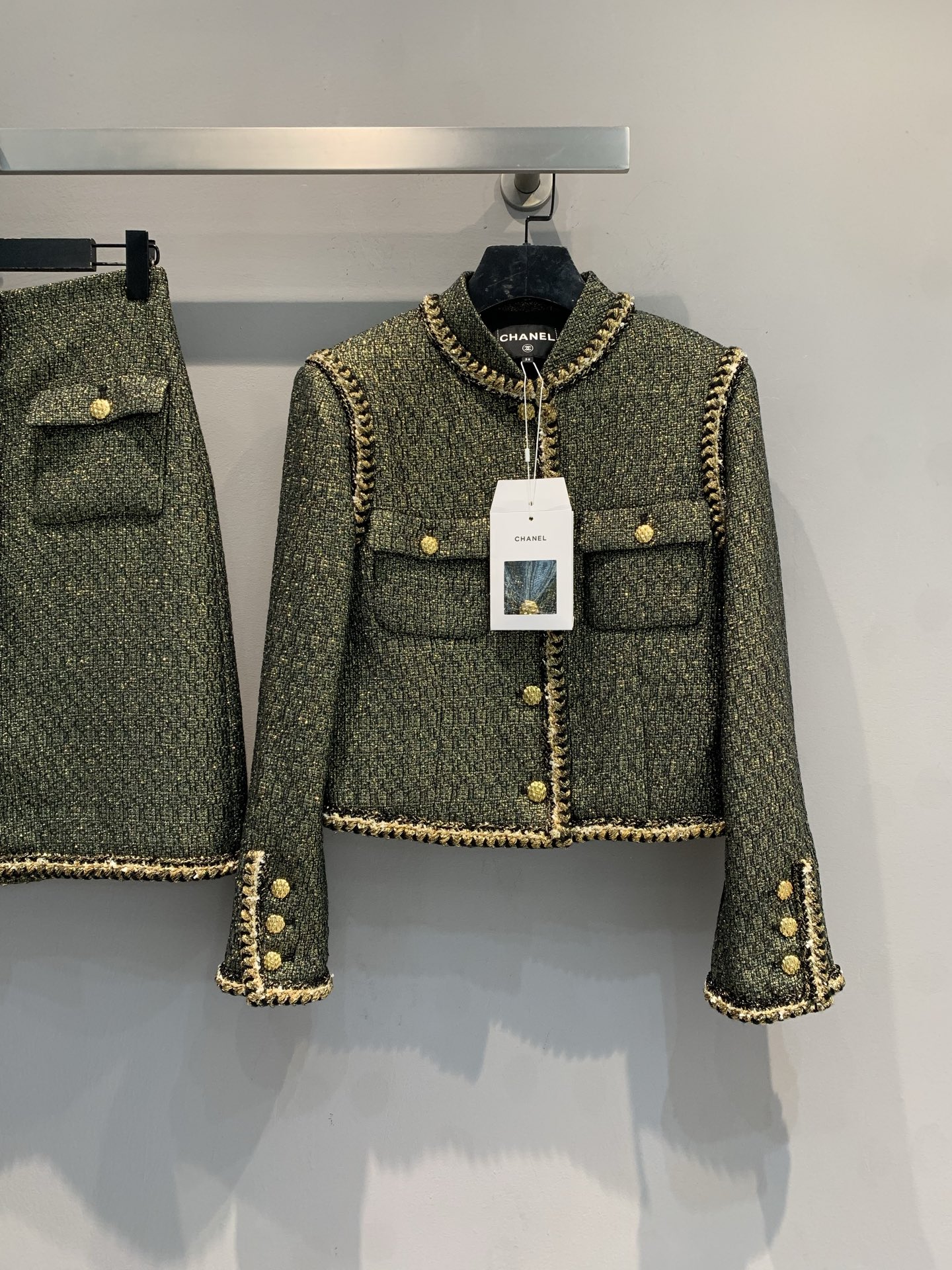 NO:695465,Comes with a dust bag. M comes with a dust bag. Original development of C's 2026 early spring new fashionable retro gold-button green tweed jacket. Classic tweed material, green and gold color + metal buttons, exquisite details, full of craftsmanship. Short cut, neat and elegant, gold chain embellishment, luxurious feeling up! The tweed is soft and crisp, paired with skirts or trousers of the same series, you can easily get a high-end look, suitable for commuting and formal occasions~ Size 36 38  40,,chanel,skirts,jackets & coats,19860909配防尘袋新款出货啦M配防尘袋 原版开发C家2026早春新款时髦复古金扣绿色粗花呢外套,经典斜纹软呢材质,绿金配色+金属纽扣,细节精致,工艺感满满.短款剪裁,利落优雅,金色链条点缀,奢华感up!粗花呢柔软又挺括,搭配同系列裙装或裤装,轻松get高级感穿搭,通勤,正式场合都很适合哦~ 码数36 38 40,,chanel,skirts,jackets & coats,,Women's clothing