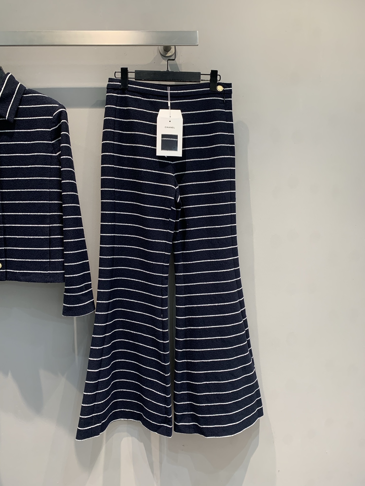 NO:697131,The new model is shipped M. Original development. C's 2026 early spring new trendy and versatile striped bell-bottom pants, navy blue background with white horizontal stripes, full of French elegance. The knitted fabric is soft and drapey, the slightly bell-shaped pants modify the leg shape, and the side metal buckle details are super exquisite! It can be easily controlled for daily commuting and vacation. Pair it with the same series of tops or simple accessories, exquisite and lazy style getV. The stripe element is classic and versatile, comfortable and fashionable, it is a must-have item in the wardrobe! Code number 36 38  40,,chanel,19860909新款出货啦M 原版开发 C家2026早春新款时髦百搭条纹喇叭裤,藏青底色配白色横条纹,法式优雅感满满.针织面料柔软有垂坠感,微喇叭裤型修饰腿型,侧边金属扣细节超精致!日常通勤,度假都能轻松驾驭,搭配同系列上衣或简约配饰,精致慵懒风 getV.条纹元素经典百搭,舒适又时髦,是衣橱必备单品! 码数36 38 40,,chanel,,Women's clothing