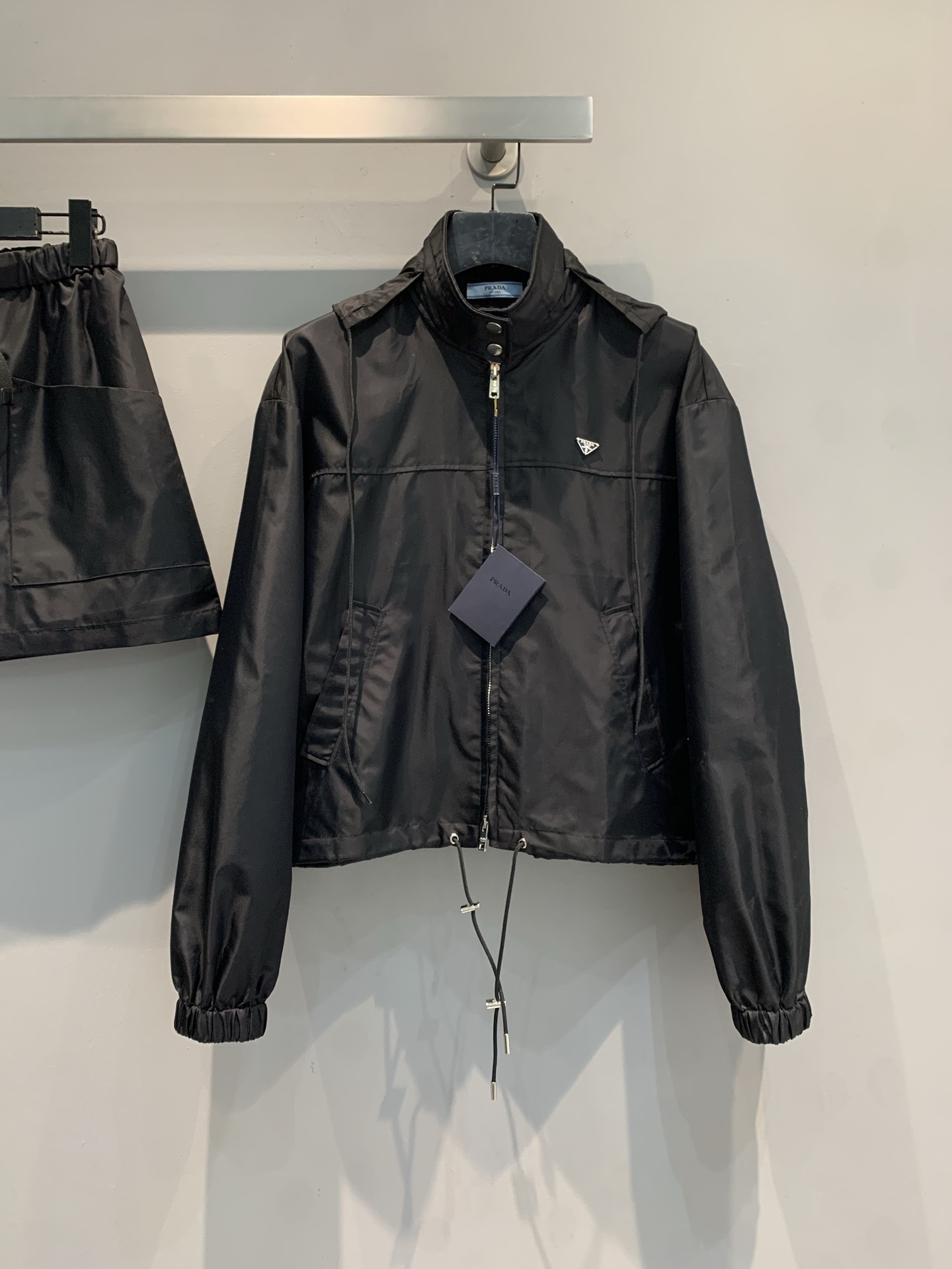 NO:709355,New model shipped M original development  Prad*2026 early spring new style fashionable and versatile work style short nylon jacket, made of iconic nylon fabric, lightweight and windproof, suitable for daily commuting or outdoor. The drawstring design can adjust the length, practical and stylish. The triangle mark on the chest is very recognizable, zipper +  Loose cuffs make it easy to put on and take off, and the comfort is perfect. The short version modifies the body proportions. Pair it with high-waisted pants or skirts to easily create a neat and fashionable sense. It is a must-have and versatile item for your autumn and winter wardrobe. Sizes are SML, prada, skirts, jackets  & coats,19860909新款出货啦M 原版开发 Prad*2026早春新款时髦百搭工装风短款尼龙夹克,采用标志性尼龙面料,轻便防风,日常通勤或户外都很适合.抽绳设计可调节衣长,实用又有型.胸前三角标超有辨识度,拉链+宽松袖口,穿脱方便,舒适度满分.短款版型修饰身材比例,搭配高腰裤或裙装,轻松打造利落时尚感,是秋冬衣橱必备百搭单品.码数SML,,prada,skirts,jackets & coats,,Women's clothing