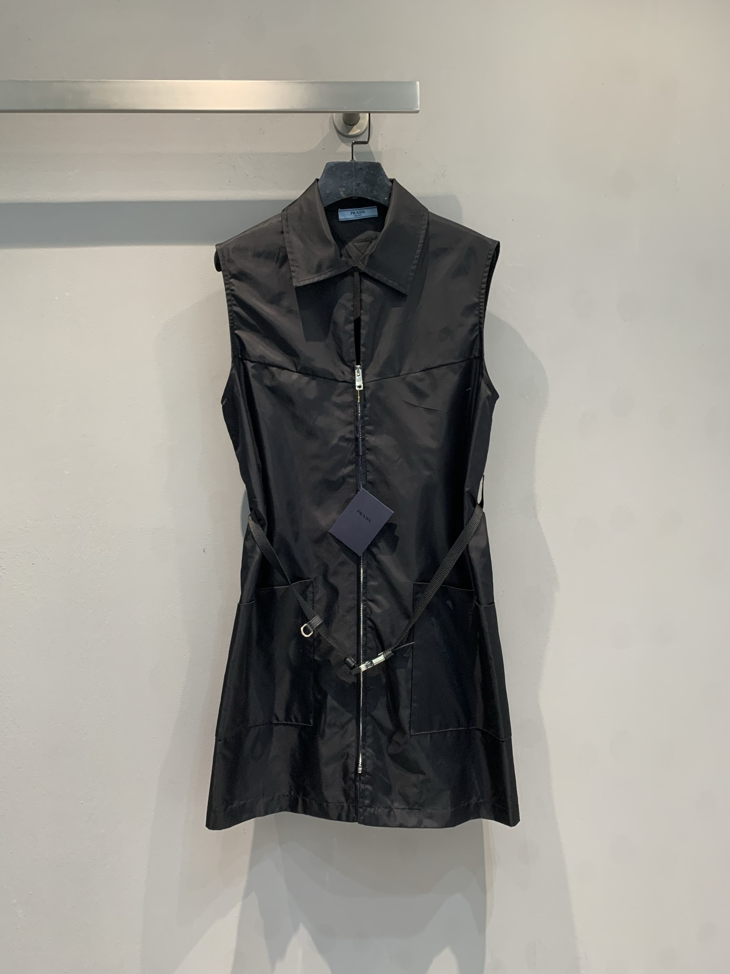 NO:709367,The new model is shipping. The original development Prad*2026 early spring new fashionable retro recycled nylon work dress, environmentally friendly material + lapel sleeveless design, zipper opening and closing is super convenient!  The metal buckle belt is adjustable and easily outlines the waistline. The large pockets on both sides are practical and fashionable, and the workwear style blends with modernity, which can be easily worn daily or outdoors. The skirt length is moderate, and it looks great when worn alone or layered, and it is easy to get the autumn and winter atmosphere. Size SML, prada, skirts,19860909新款出货啦原版开发 Prad*2026早春新款时髦复古再生尼龙工装连衣裙,环保材质+翻领无袖设计,拉链开合超方便！金属扣腰带可调节,轻松勾勒腰线.两侧大口袋实用又时髦,工装风融合现代感,日常或户外都能轻松驾驭.裙长适中,单穿or叠搭都很出彩,秋冬氛围感轻松拿捏.码数SML,,prada,skirts,,Women's clothing