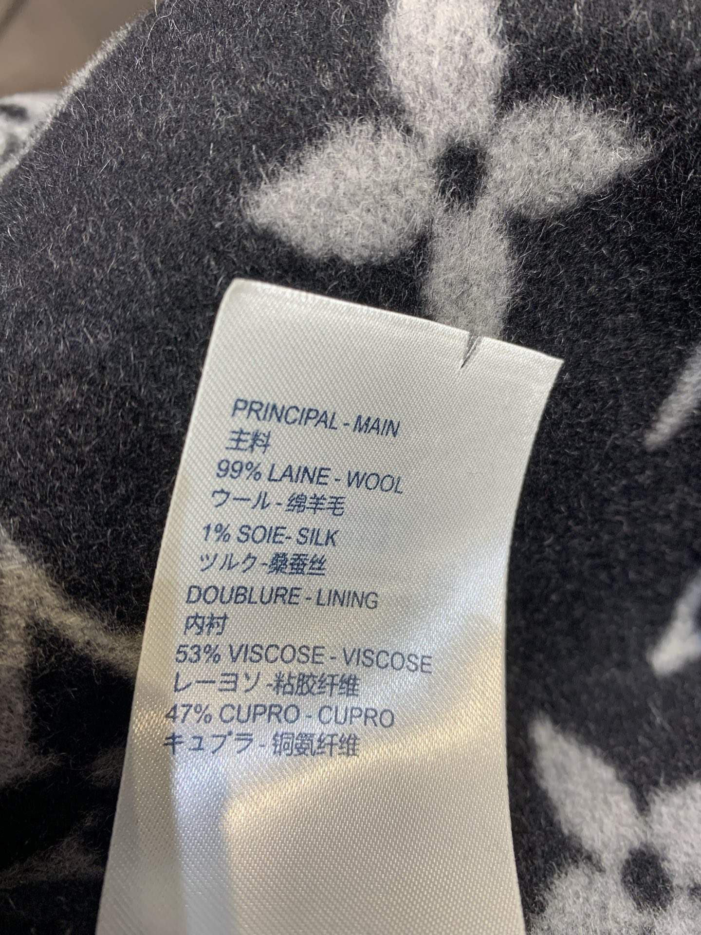 新款🌟出货啦📢 顶级面料配全套包装 L家秋冬新款大花围裹式中长款大衣，澳洲进口绵羊毛呢提花面料，面料柔软