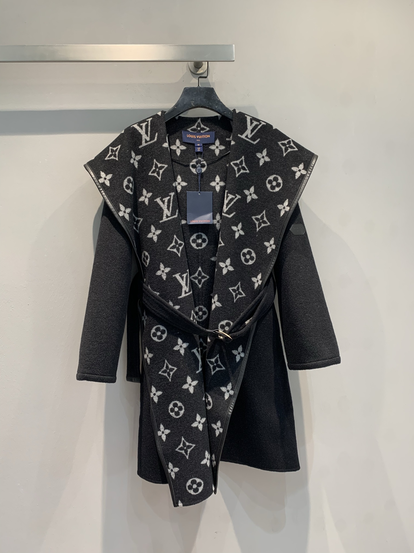 NO:695446,New model shipped with dust bag. Top-quality fabrics with complete packaging. L family's new autumn and winter large flower wrap-style mid-length coat, imported from Australia, sheep wool jacquard fabric, the fabric is soft and velvety!  Full body floral tailoring, imported goatskin binding!  The invincible large lapels are made for aura, and your upper body will become whiter and more beautiful in seconds!  Delivered with the same color belt. Black code number 36 38 40, Louis Vuitton, sheepskin,19860909配防尘袋新款出货啦顶级面料配全套包装 L家秋冬新款大花围裹式中长款大衣,澳洲进口绵羊毛呢提花面料,面料柔软绒感十足！满身对花剪裁,进口山羊皮包边！无敌大翻领为气场而生,上身秒变白富美！配送同色腰带.黑色 码数36 38 40,,louis vuitton,sheepskin,,Women's clothing