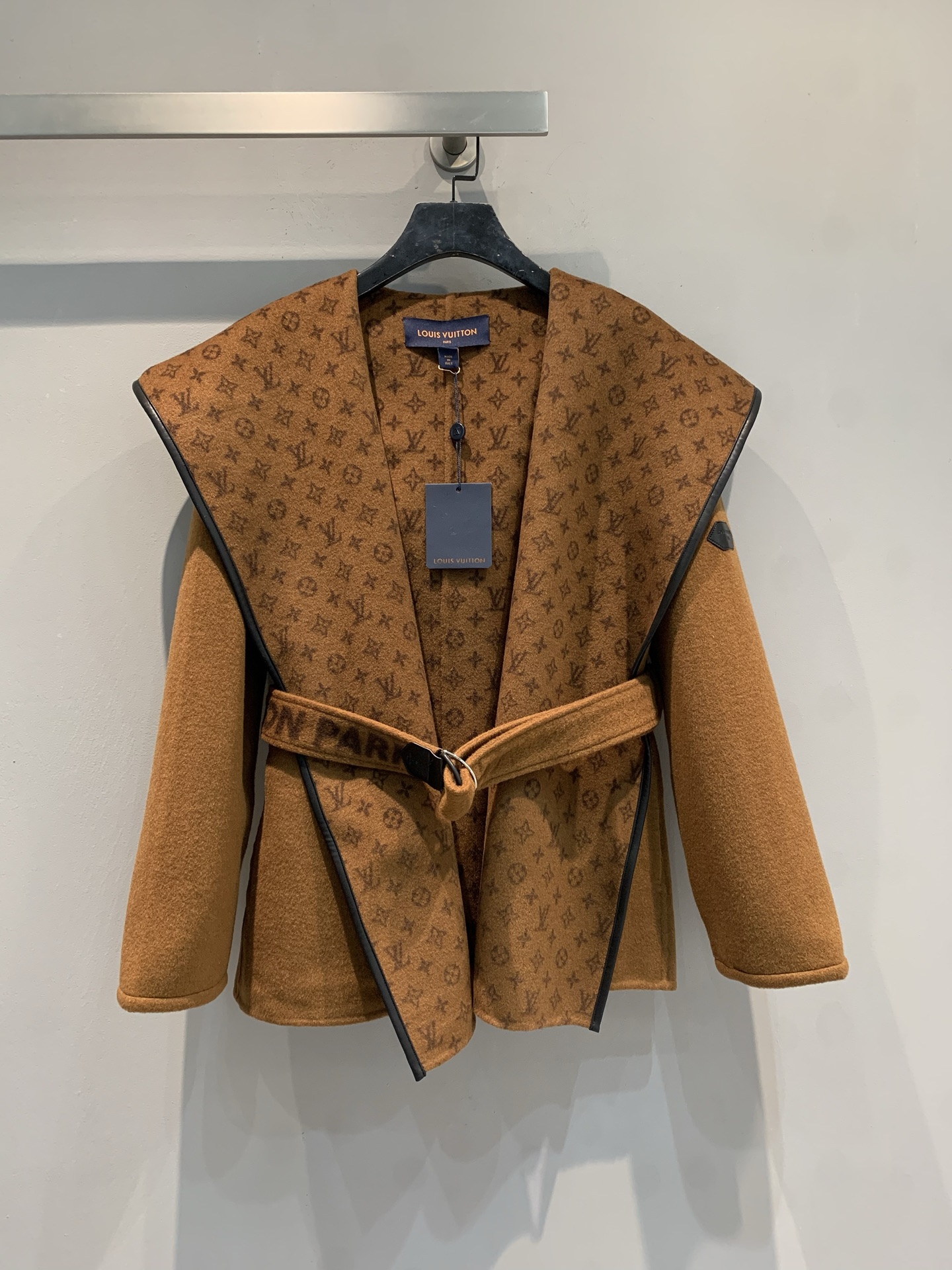 NO:695481,Comes with dust bag. M comes with dust bag. L family's new autumn and winter small flower wrap-style short coat is made of woolen jacquard fabric imported from Australia. The fabric is soft and velvety!  Full body floral tailoring, imported goatskin binding!  The invincible large lapels are made for aura, and your upper body will become whiter and more beautiful in seconds!  Delivered with the same color belt. Caramel color code number 36 38 40, Louis Vuitton, sheepskin,19860909配防尘袋新款出货啦M配防尘袋 L家秋冬新款小花围裹式短款大衣,澳洲进口羊毛呢提花面料,面料柔软绒感十足！满身对花剪裁,进口山羊皮包边！无敌大翻领为气场而生,上身秒变白富美！配送同色腰带.焦糖色 码数36 38 40,,louis vuitton,sheepskin,,Women's clothing