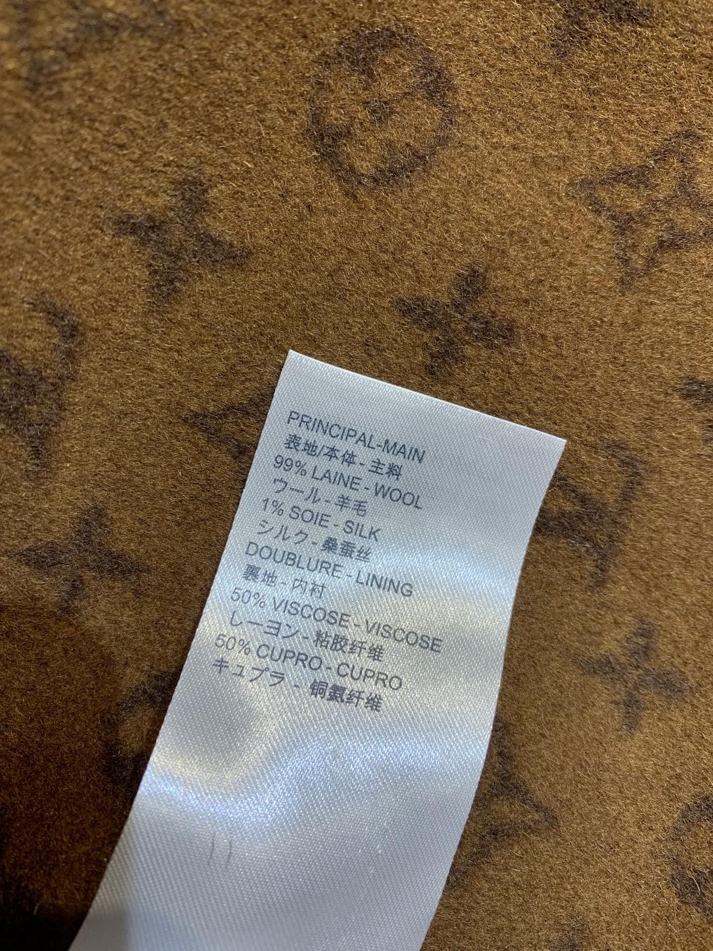 新款🌟出货啦📢 配防尘袋 L家秋冬新款小花围裹式短款大衣，澳洲进口羊毛呢提花面料，面料柔软绒感十足！满身
