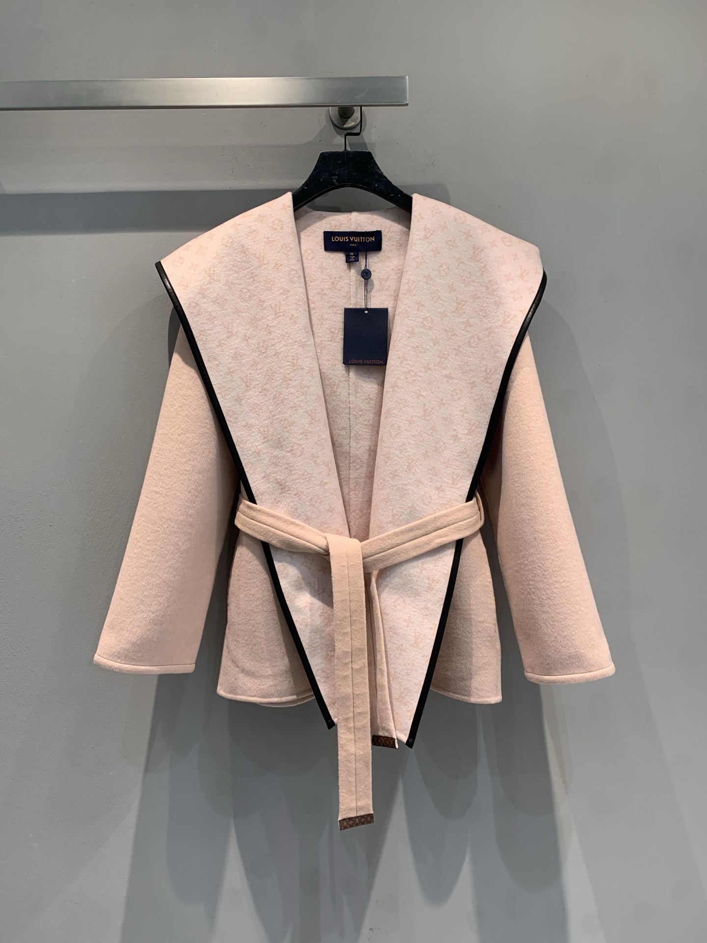 NO:695459,Comes with a dust bag. The new model is shipped with a dust bag. L's new autumn and winter small flower wrap-style short coat is made of woolen jacquard fabric imported from Australia. The fabric is soft and velvety!  Full body floral tailoring, imported goatskin binding!  The invincible large lapels are made for aura, and your upper body will become whiter and more beautiful in seconds!  Delivered with the same color belt. Pink code number 36 38 40, Louis Vuitton, sheepskin,19860909配防尘袋新款出货啦配防尘袋 L家秋冬新款小花围裹式短款大衣,澳洲进口羊毛呢提花面料,面料柔软绒感十足！满身对花剪裁,进口山羊皮包边！无敌大翻领为气场而生,上身秒变白富美！配送同色腰带.粉色 码数36 38 40,,louis vuitton,sheepskin,,Women's clothing