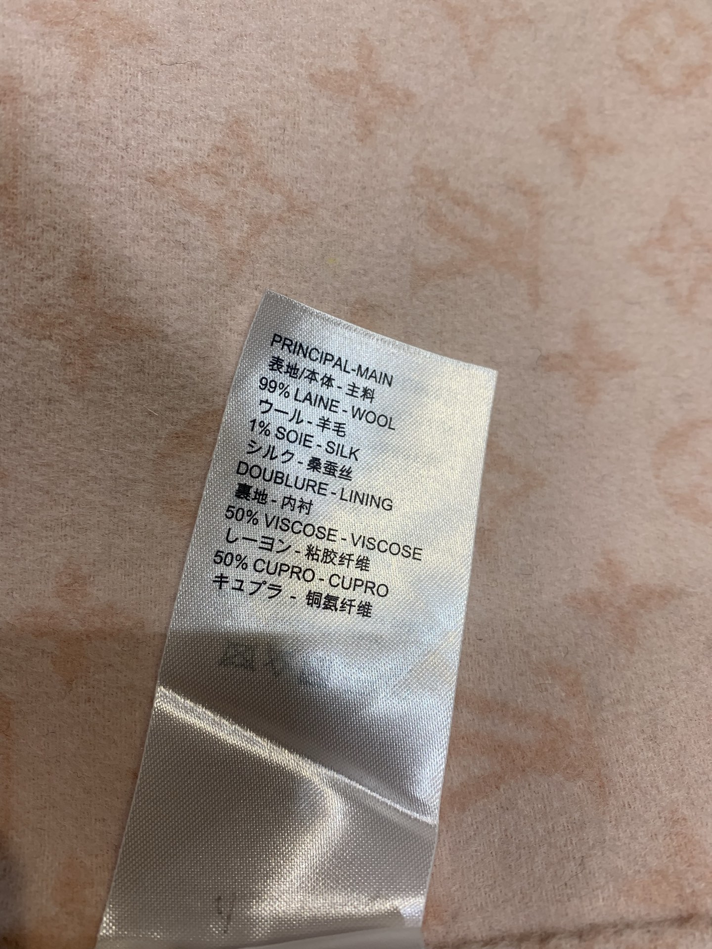 新款🌟出货啦📢 配防尘袋 L家秋冬新款小花围裹式短款大衣，澳洲进口羊毛呢提花面料，面料柔软绒感十足！满身