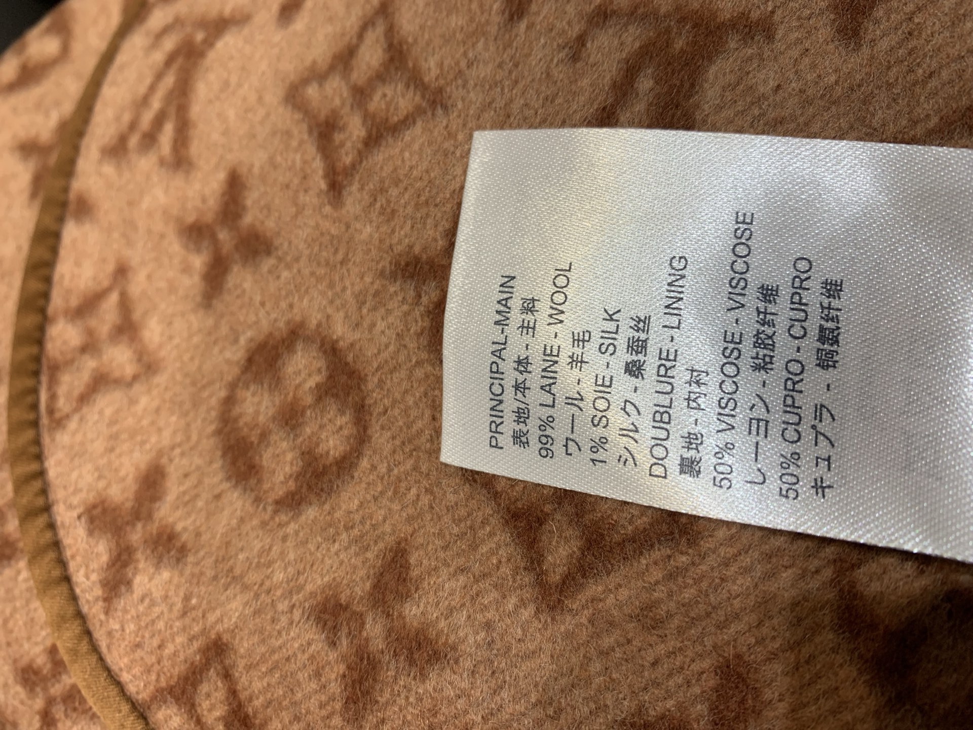 新款🌟出货啦📢 配防尘袋 L家秋冬新款小花围裹式短款大衣，澳洲进口羊毛呢提花面料，面料柔软绒感十足！满身