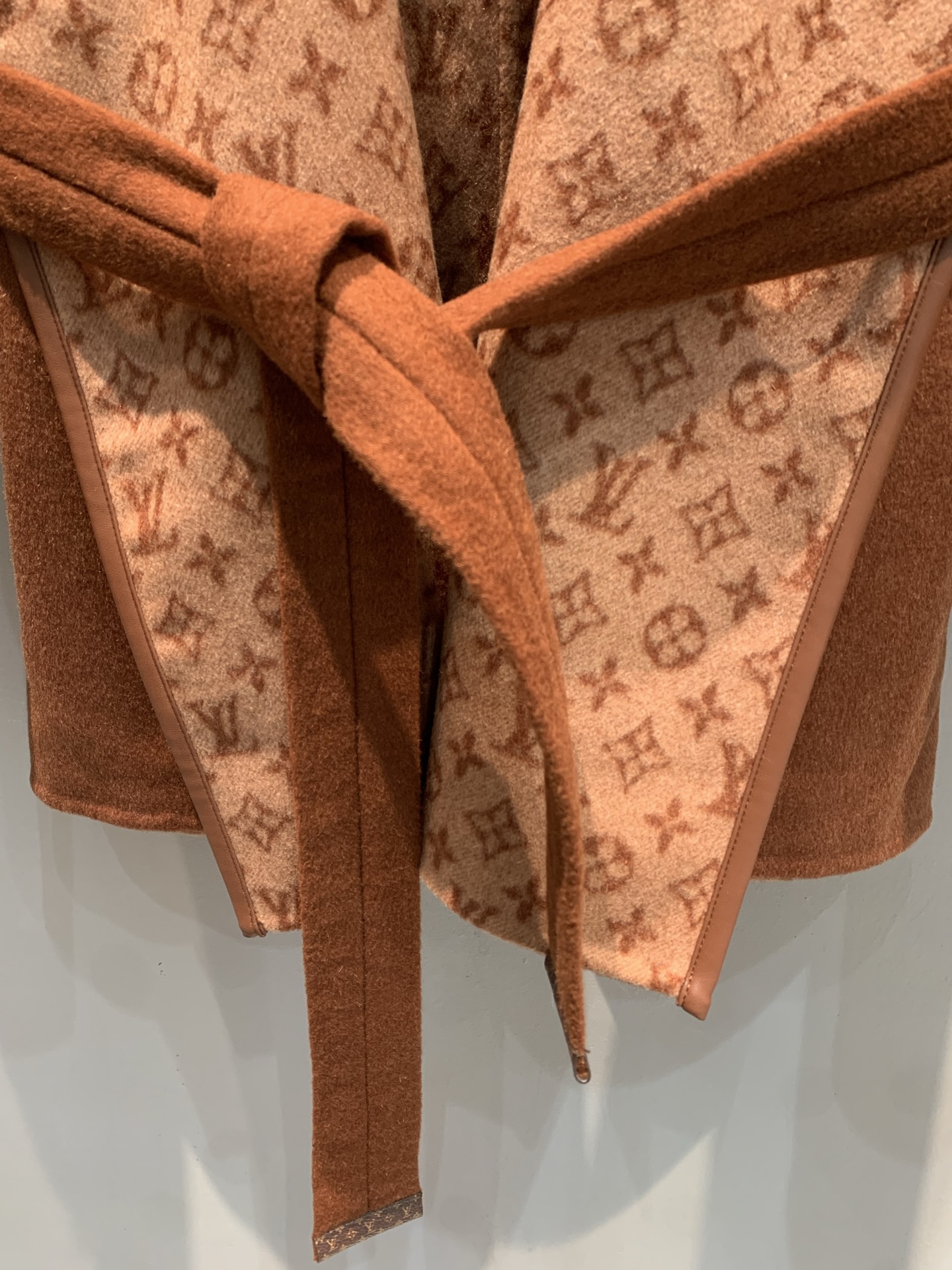 新款🌟出货啦📢 配防尘袋 L家秋冬新款小花围裹式短款大衣，澳洲进口羊毛呢提花面料，面料柔软绒感十足！满身