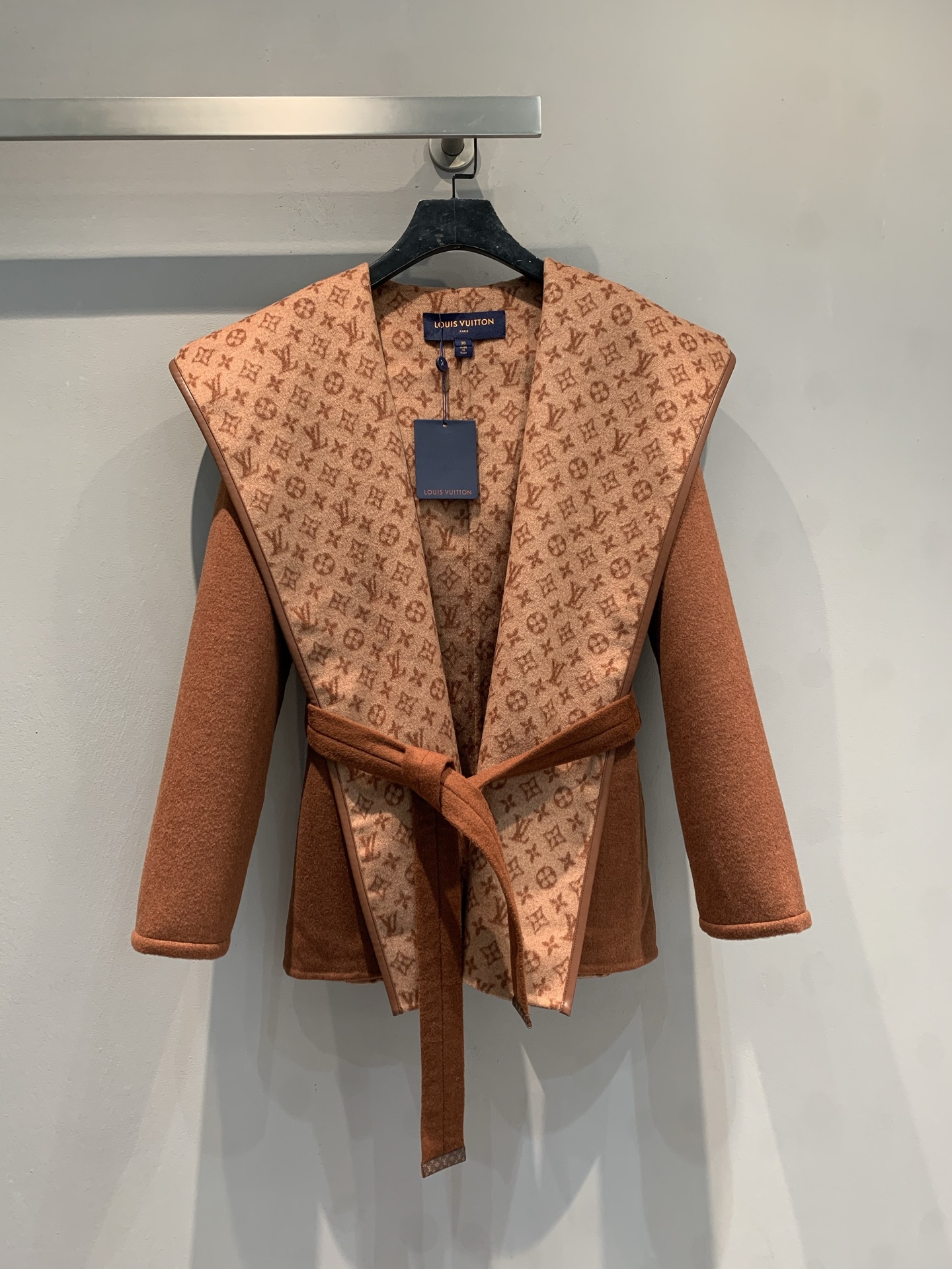 NO:695468,Comes with a dust bag. The new model is shipped with a dust bag. L's new autumn and winter small flower wrap-style short coat is made of woolen jacquard fabric imported from Australia. The fabric is soft and velvety!  Full body floral tailoring, imported goatskin binding!  The invincible large lapels are made for aura, and your upper body will become whiter and more beautiful in seconds!  Delivered with the same color belt. Caramel color code number 36 38 40, Louis Vuitton, sheepskin,19860909配防尘袋新款出货啦配防尘袋 L家秋冬新款小花围裹式短款大衣,澳洲进口羊毛呢提花面料,面料柔软绒感十足！满身对花剪裁,进口山羊皮包边！无敌大翻领为气场而生,上身秒变白富美！配送同色腰带.焦糖色 码数36 38 40,,louis vuitton,sheepskin,,Women's clothing