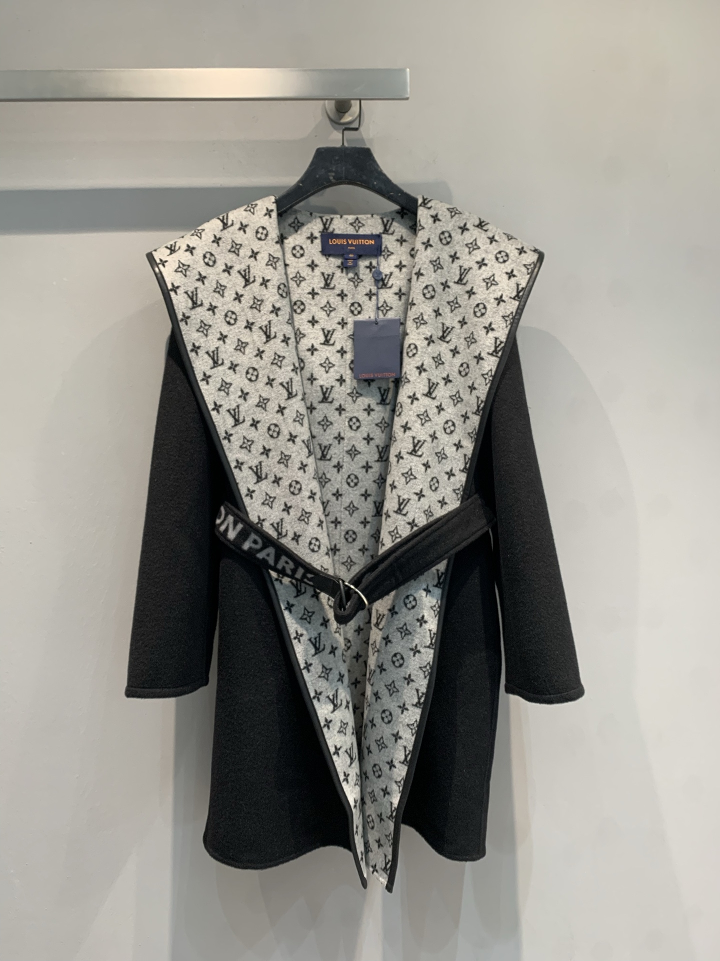 NO:695496,Equipped with dust bag, the new model is shipped. Top-quality fabrics with complete packaging. L family's new autumn and winter small flower wrap-style mid-length coat, imported from Australia, sheep wool jacquard fabric, the fabric is soft and velvety!  Full body floral tailoring, imported goatskin binding!  The invincible large lapels are made for aura, and your upper body will become whiter and more beautiful in seconds!  Delivered with same color belt. Gray code number 36 38 40,,louis vuitton,sheepskin,19860909配防尘袋新款出货啦顶级面料配全套包装 L家秋冬新款小花围裹式中长款大衣,澳洲进口绵羊毛呢提花面料,面料柔软绒感十足！满身对花剪裁,进口山羊皮包边！无敌大翻领为气场而生,上身秒变白富美！配送同色腰带.灰色 码数36 38 40,,louis vuitton,sheepskin,,Women's clothing