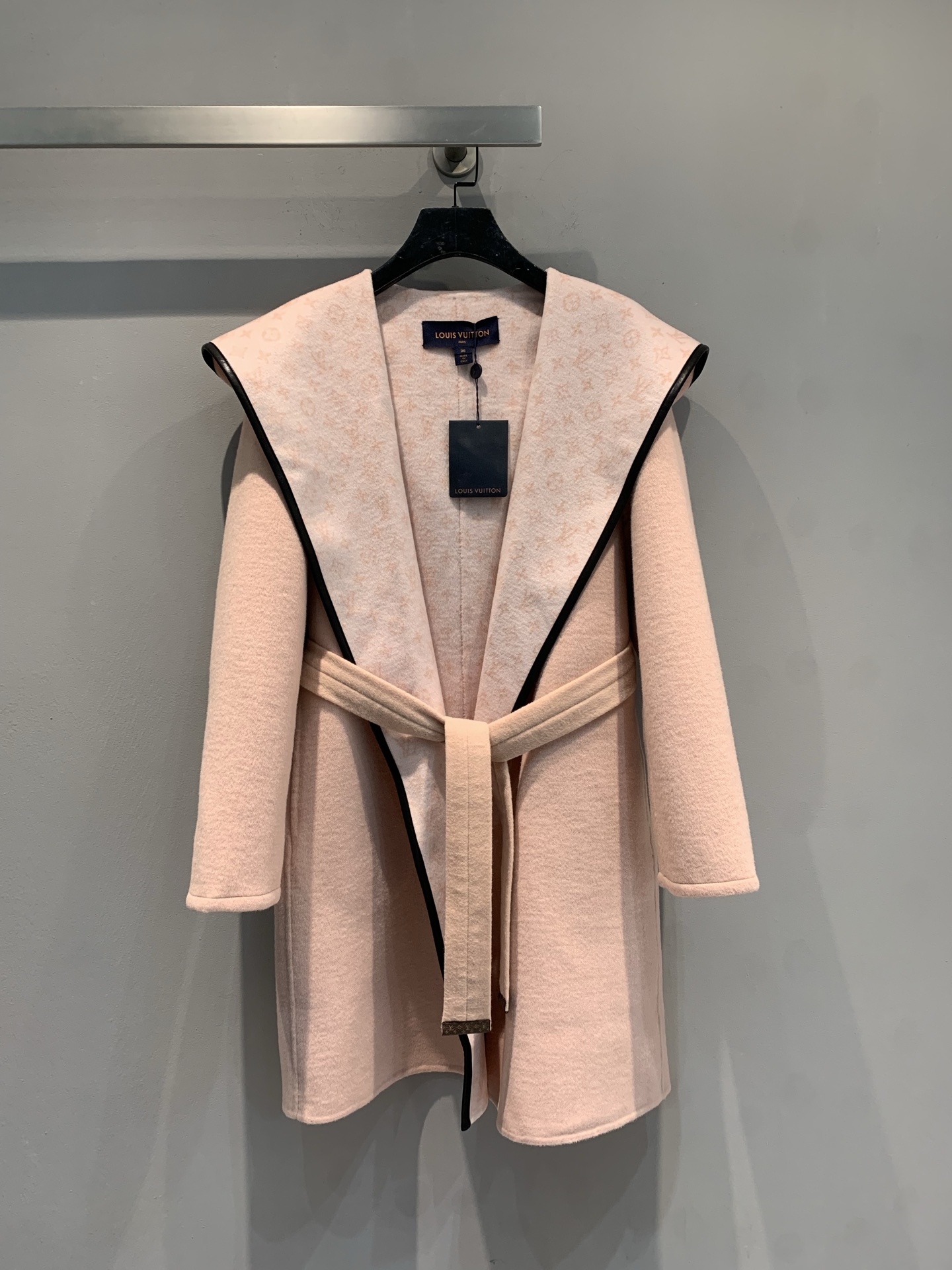 NO:696253,The new model is shipped with a dust bag. M Top-quality fabrics come with a full set of packaging. L's new autumn and winter small flower wrap-style mid-length coat is made of sheep wool jacquard fabric imported from Australia. The fabric is soft and velvety!  Full body floral tailoring, imported goatskin binding!  The invincible large lapels are made for aura, and your upper body will become whiter and more beautiful in seconds!  Delivered with the same color belt. Pink code number 36 38 40, Louis Vuitton, sheepskin,19860909配防尘袋新款出货啦M 顶级面料配全套包装 L家秋冬新款小花围裹式中长款大衣,澳洲进口绵羊毛呢提花面料,面料柔软绒感十足！满身对花剪裁,进口山羊皮包边！无敌大翻领为气场而生,上身秒变白富美！配送同色腰带.粉色 码数36 38 40,,louis vuitton,sheepskin,,Women's clothing