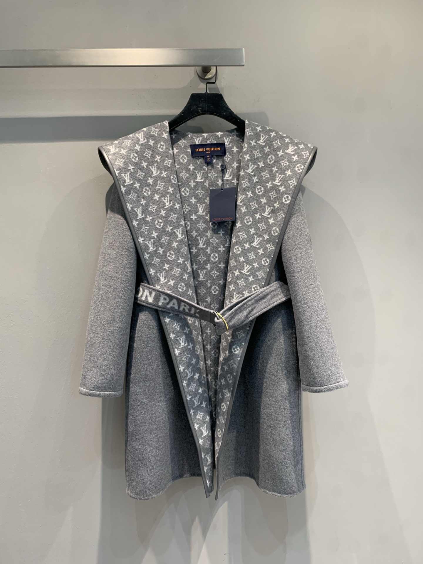 NO:696243,The new model is shipped with a dust bag. M Top-quality fabrics come with a full set of packaging. L's new autumn and winter small flower wrap-style mid-length coat is made of sheep wool jacquard fabric imported from Australia. The fabric is soft and velvety!  Full body floral tailoring, imported goatskin binding!  The invincible large lapels are made for aura, and your upper body will become whiter and more beautiful in seconds!  Delivered with same color belt. Gray code number 36 38 40,,louis vuitton,sheepskin,19860909配防尘袋新款出货啦M 顶级面料配全套包装 L家秋冬新款小花围裹式中长款大衣,澳洲进口绵羊毛呢提花面料,面料柔软绒感十足！满身对花剪裁,进口山羊皮包边！无敌大翻领为气场而生,上身秒变白富美！配送同色腰带.灰色 码数36 38 40,,louis vuitton,sheepskin,,Women's clothing