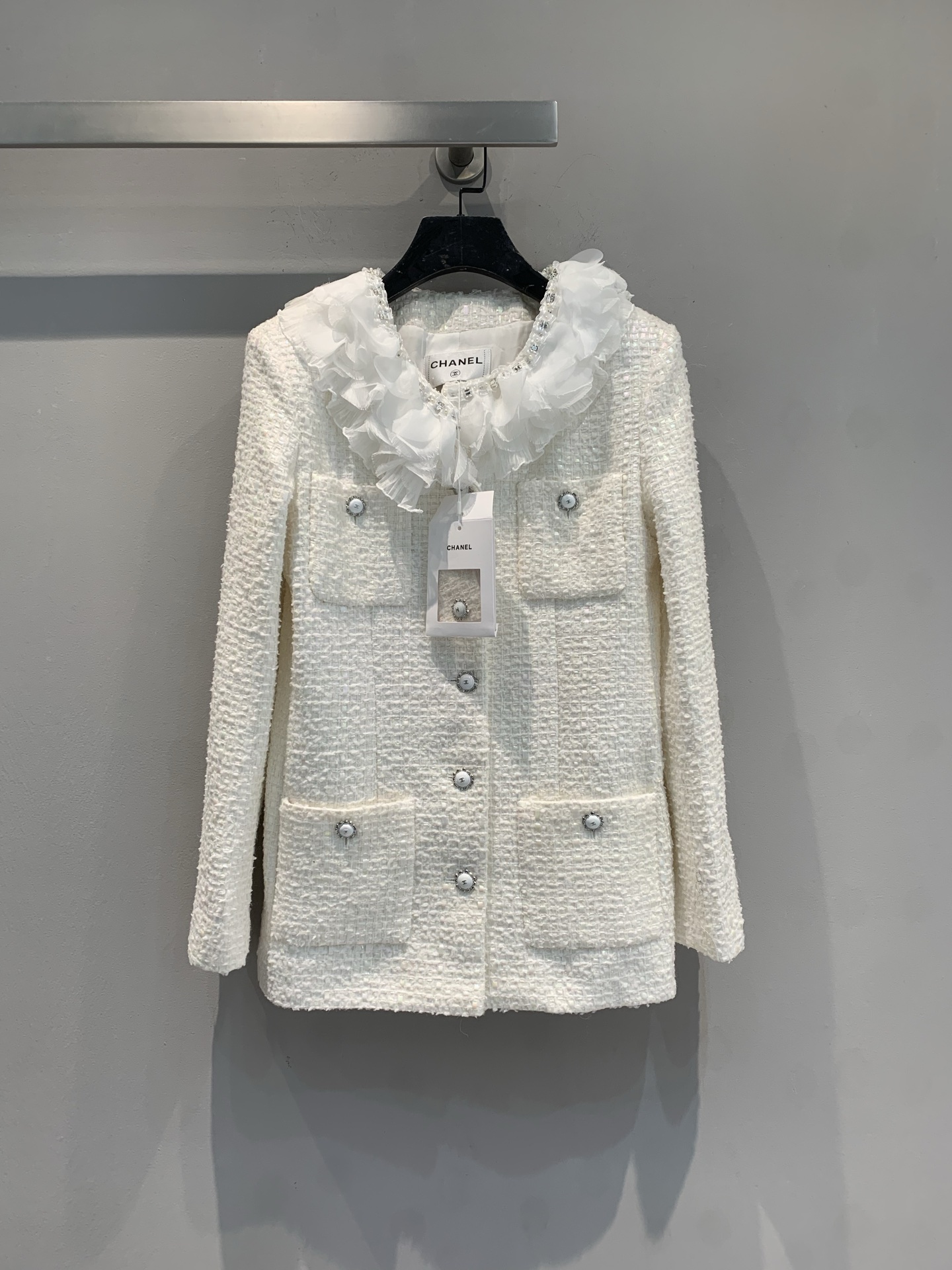 NO:708380,Equipped with dust bag, the new model is shipped. M comes with dust bag. Cjia6 early spring new high-end handmade series white petal collar jacket, made of off-white tweed, full of texture, crisp version. The neckline is three-dimensional ruffled gauze pleats, full of fairy spirit, rhinestone buttons + metal trim, the details are super exquisite!  The four-pocket design replicates the classic style, practical and fashionable. It can be paired with shorts or skirts of the same series to easily create an elegant lady style. It is great for spring and autumn outer wear and winter inner wear ~ Size 36 38 40,,chanel,skirts,shorts,jackets & coats,19860909配防尘袋新款出货啦M配防尘袋 C家6早春新款高级手工坊系列白色花瓣领外套,米白粗花呢材质,肌理感满满,版型挺括.领口立体荷叶边纱质褶皱,仙气十足,水钻纽扣+金属饰边,细节超精致！四口袋设计复刻经典小香风,实用又时髦.可搭配同系列短裤或半裙,轻松打造优雅大小姐风,春秋外穿、冬季内搭都很出彩～码数36 38 40,,chanel,skirts,shorts,jackets & coats,,Women's clothing