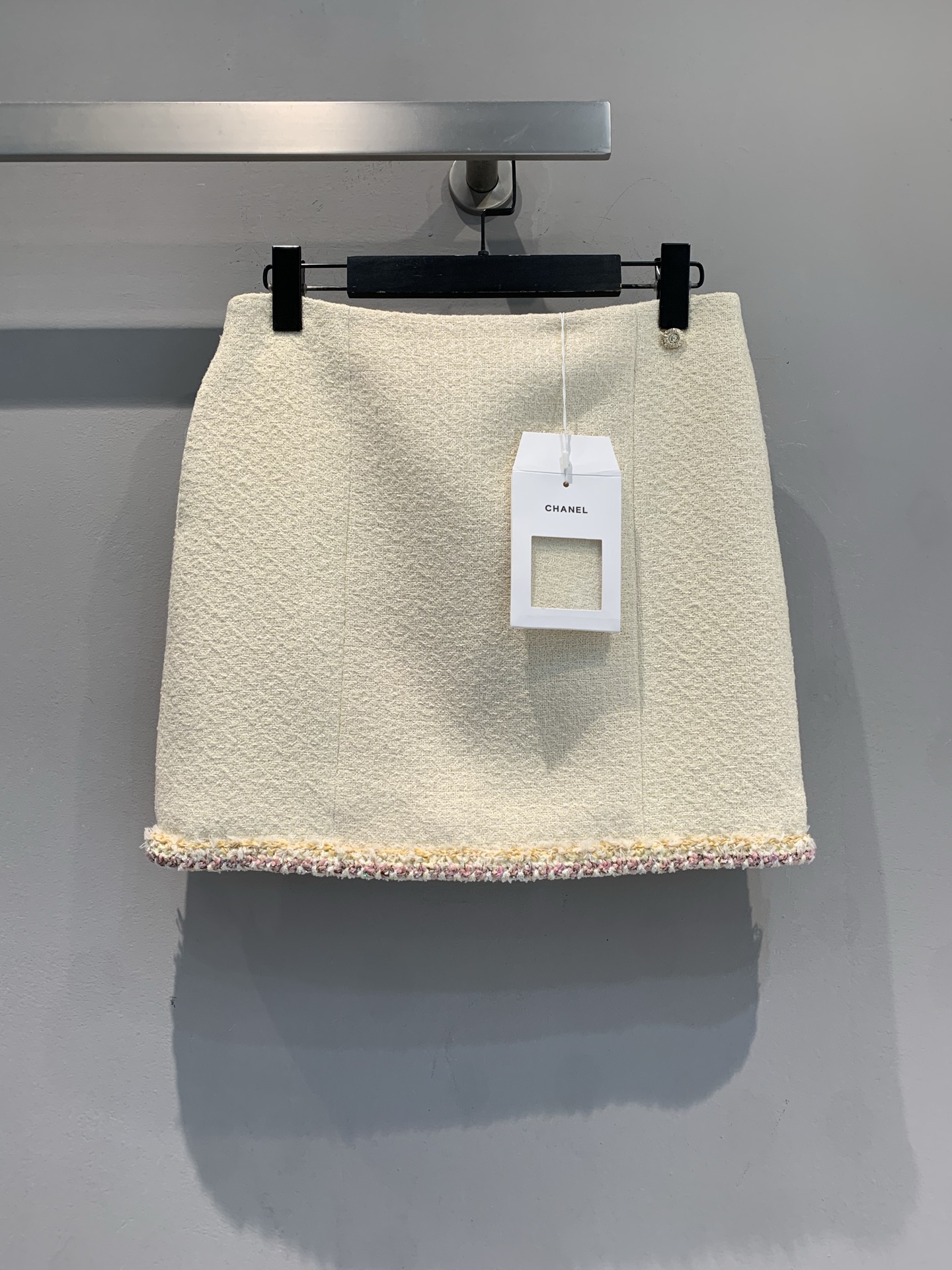 NO:713554,The new model is shipped M, originally developed by C Family, 2026 early spring new fashionable and versatile colorful edge tweed skirt, ivory white tone + classic tweed material, super exquisite weaving of colorful stripes on the skirt. A-line version, moderate length, elegant and practical, the first choice for autumn and winter wear!  The tweed is warm and textured, and the pearl embellishment enhances the sense of luxury. It can be easily used for commuting and parties. Size 36 38 40,,chanel,skirts,19860909新款出货啦M 原版开发 C家2026早春新款时髦百搭彩色边粗花呢半身裙,象牙白色调+经典粗花呢材质,裙边彩条编织超精致.A字版型,长度适中,优雅又实用,秋冬穿搭首选！粗花呢保暖有质感,珍珠点缀提升高级感,通勤、聚会都能轻松驾驭.码数36 38 40,,chanel,skirts,,Women's clothing