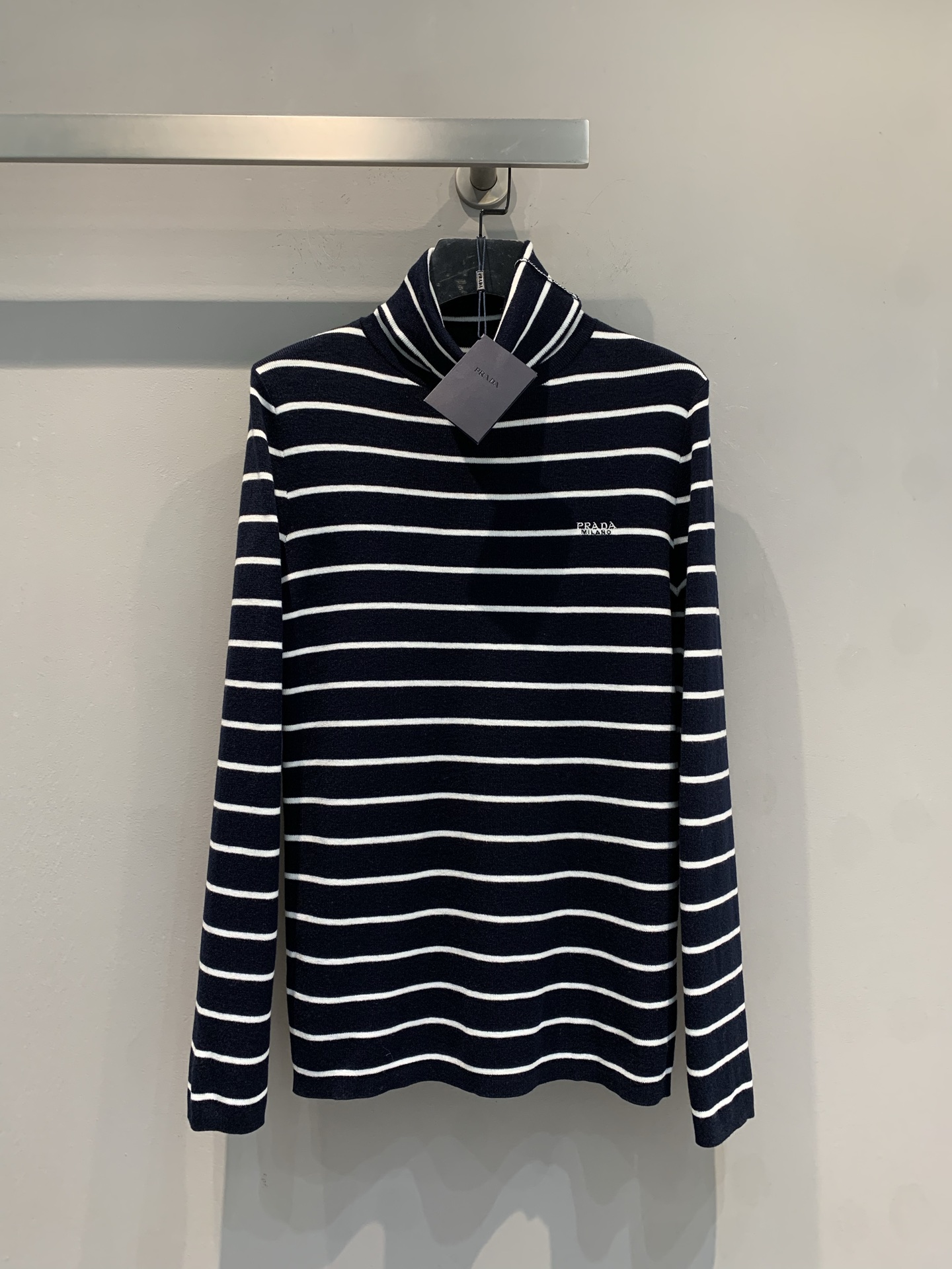 NO:712684,The new model is shipped. M original development Prad*2026 early spring new fashionable and versatile navy blue and white striped turtleneck sweater, wool blend material, soft and skin-friendly and warm, perfect for autumn and winter!  The high-neck design modifies the neck line, and the stripes are classic and versatile, making it easy to wear for both commuting and leisure. The slim fit makes it look slim, and it’s great to wear alone or layered with, and looks great with jeans and skirts. The Prada embroidered logo on the left chest is low-key and recognizable, making it a must-have item that is both practical and fashionable!  Code numberSML,,prada,skirts,jeans,19860909新款出货啦M原版开发 Prad*2026早春新款时髦百搭藏蓝白条纹高领针织衫,羊毛混纺材质,柔软亲肤又保暖,秋冬穿超合适！高领设计修饰颈部线条,条纹经典百搭,通勤休闲都能轻松驾驭.修身版型显瘦,单穿或内搭都很OK,搭配牛仔裤、半裙都很出彩.左胸Prada刺绣标志,低调又有辨识度,是实用与时尚兼具的必备单品！码数SML,,prada,skirts,jeans,,Women's clothing