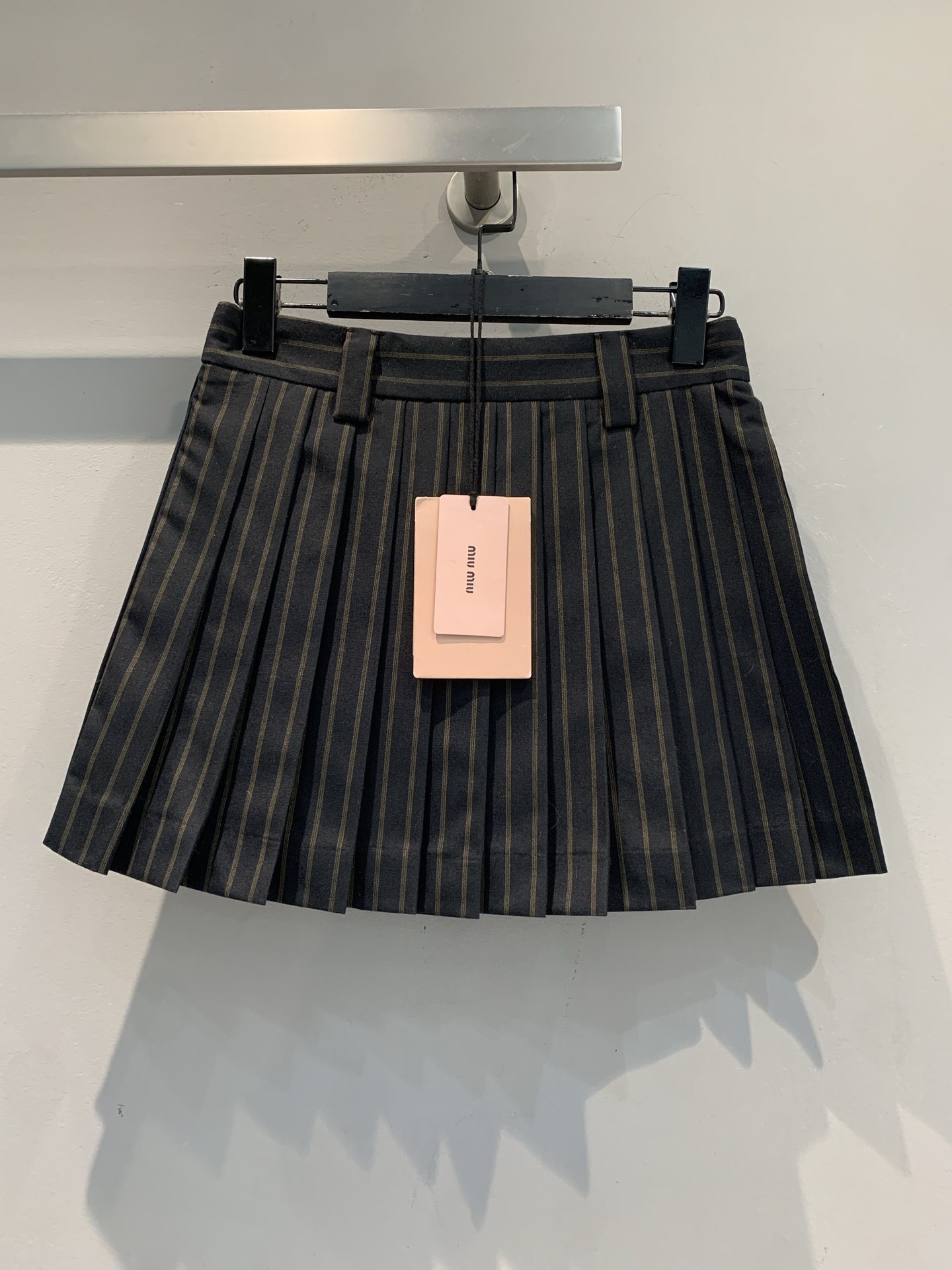 NO:712725,The new model is shipping. Originally developed by Miumi*2026 early spring new college style vertical stripe pleated skirt, dark vertical stripes + exquisite pleats, full of college style!  The woven fabric is crisp and stylish, and the high-waist design shows leg length, easily elongating the body proportions. It can be easily used for daily commuting and dating. Pair it with a shirt or knitted cardigan, it is elegant and age-reducing, and you can easily get a fashionable look!  Size SML,,miumiu,skirts,shirts,19860909新款出货啦原版开发 Miumi*2026早春新款学院风竖条纹百褶裙,深色竖条纹+精致百褶,学院风满满！梭织面料挺括有型,高腰设计超显腿长,轻松拉长身材比例.日常通勤、约会都能轻松驾驭,搭配衬衫或针织开衫,优雅又减龄,轻松get时髦造型！码数SML,,miumiu,skirts,shirts,,Women's clothing