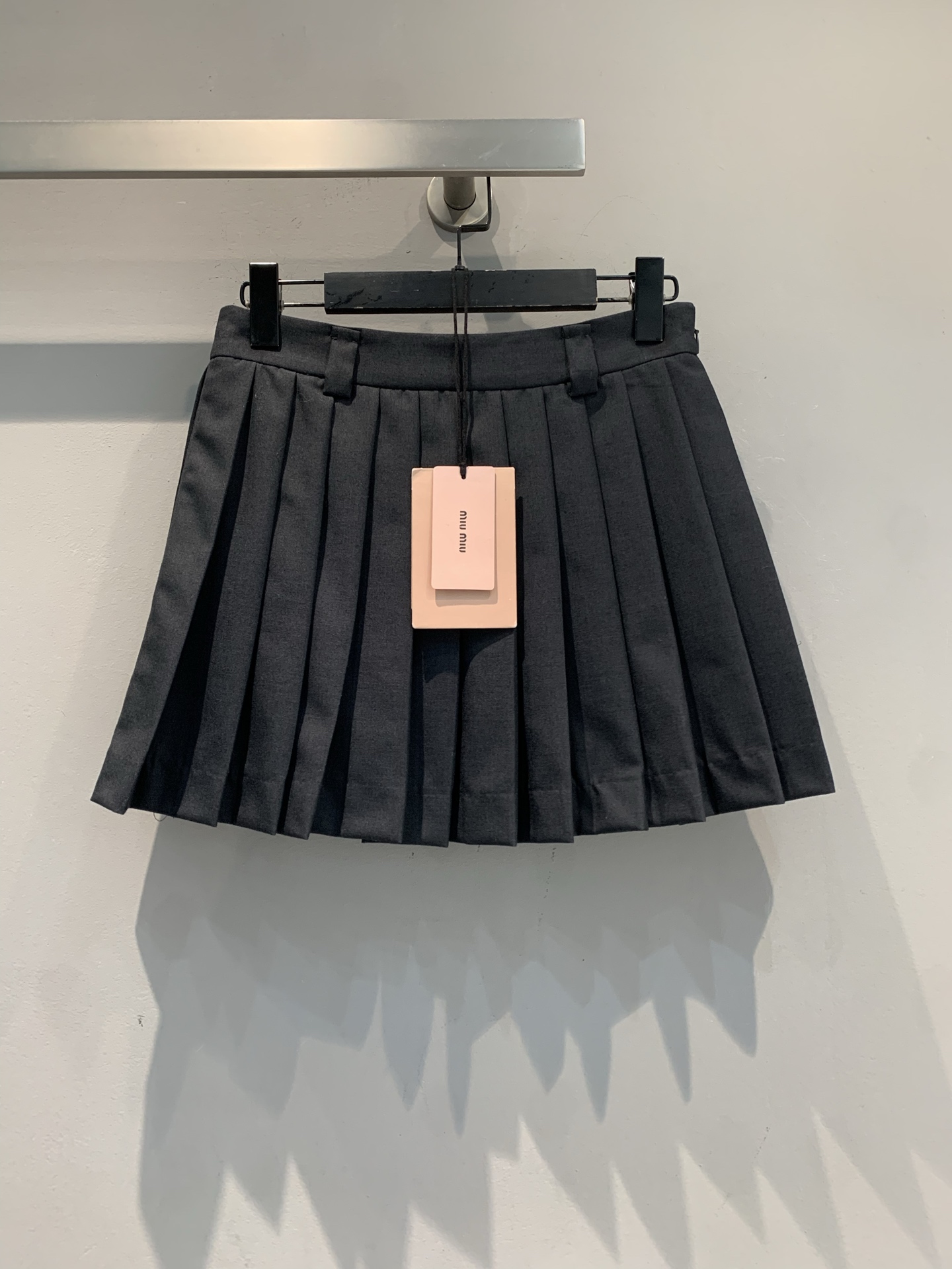 NO:713563,The new model is shipping. The original developed Miumi*2026 early spring new fashionable and versatile wool blended pleated skirt is made of high-quality wool blended fabric, soft and drapey. The classic pleated design is full of layers and full of college style. The high-waist cut modifies the waistline, elongates the leg proportions, and makes you look slimmer and taller!  The gray color is versatile and can be easily matched with shirts, sweaters or sweaters. It is suitable for commuting, campus, and leisure. It is lined to prevent light exposure, practical and fashionable. Size SML, miumiu, hoodie, sweatshirts, skirts, shirts,19860909新款出货啦 原版开发 Miumi*2026早春新款时髦百搭羊毛混纺百褶裙,采用高品质羊毛混纺,柔软有垂感.经典百褶设计,层次感满满,学院风十足.高腰剪裁修饰腰线,拉长腿部比例,显瘦又显高！灰色百搭,轻松搭配衬衫、针织衫或卫衣,通勤、校园、休闲都OK～内衬防走光,实用又时髦.码数SML,,miumiu,hoodie,sweatshirts,skirts,shirts,,Women's clothing