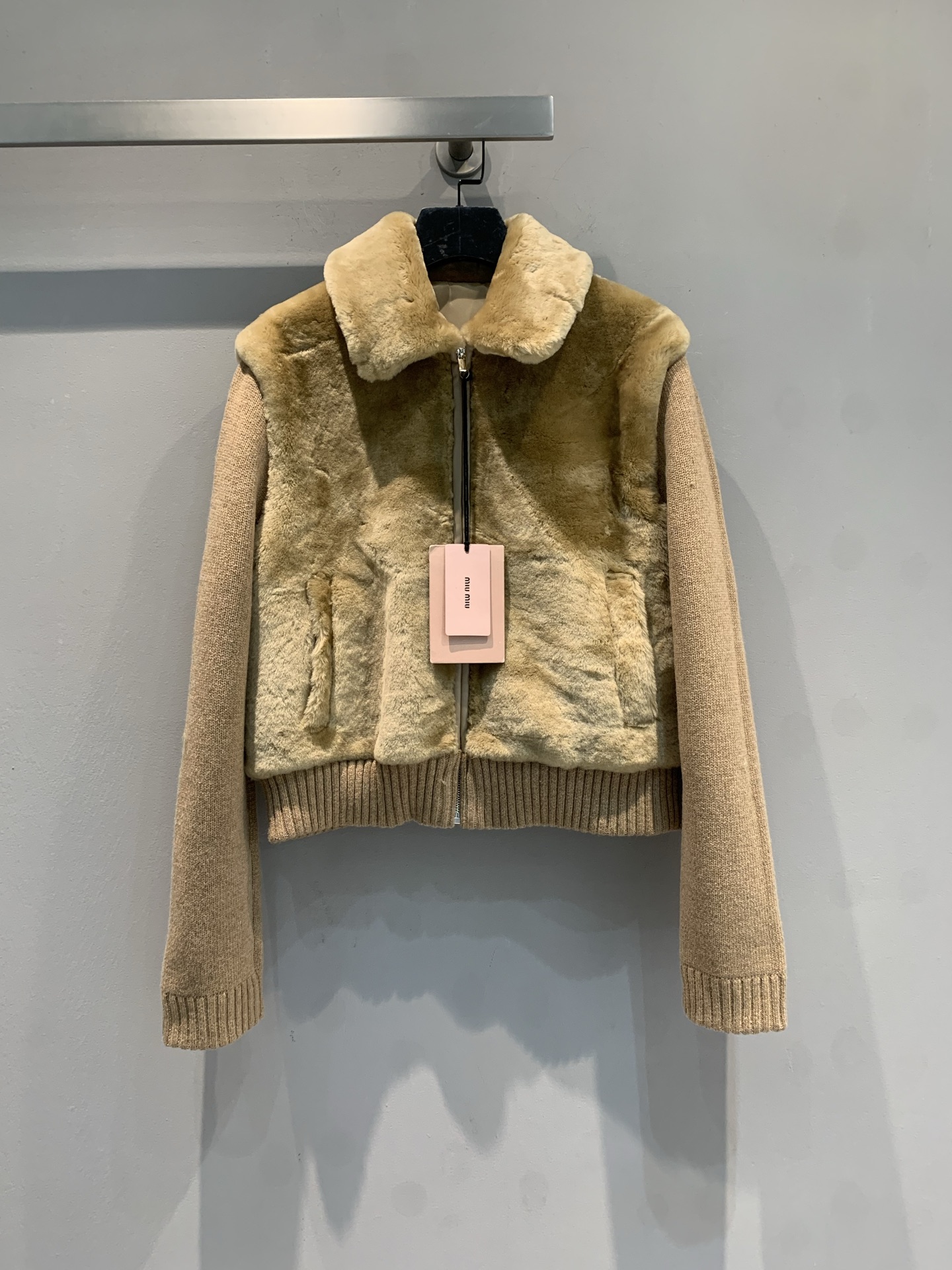 NO:708024,New model shipped with dust bag. Original development Miumi* 2025 new fashionable and versatile camel fur one-piece jacket for autumn and winter, made of high-quality wool and fur splicing, soft and warm. Short zipper design + lapel, simple and elegant, super atmospheric for autumn and winter wear. Camel color is low-key and elegant, easy to control for commuting or formal occasions. Knitted cuffs and hem, comfortable and refined, a must-have item for autumn and winter wardrobe! Size 36 38  40,,miumiu,jackets & coats,19860909配防尘袋新款出货啦原版开发 Miumi*2025秋冬新款时髦百搭驼色皮毛一体外套,采用高品质羊毛与皮草拼接,柔软又保暖.短款拉链设计+翻领,简约大气,秋冬穿搭超有氛围感 .驼色低调优雅,通勤或正式场合都能轻松驾驭.针织袖口和下摆,舒适又精致,是秋冬衣橱必备单品! 码数36 38 40,,miumiu,jackets & coats,,Women's clothing