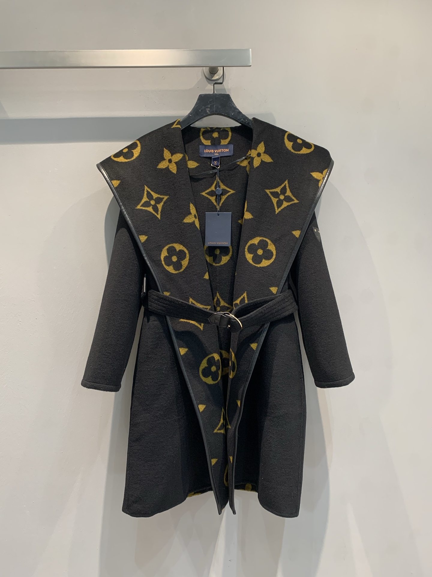 NO:697509,The new model is shipped with a dust bag. Top-quality fabrics come with a complete set of packaging. L's new autumn and winter large floral wrap-style mid-length coat is made of sheep wool jacquard fabric imported from Australia. The fabric is soft and velvety!  Full body floral tailoring, imported goatskin binding!  The invincible large lapels are made for aura, and your upper body will become whiter and more beautiful in seconds!  Delivered with the same color belt. Black code number 36 38 40, Louis Vuitton, sheepskin,19860909配防尘袋新款出货啦 顶级面料配全套包装 L家秋冬新款大花围裹式中长款大衣,澳洲进口绵羊毛呢提花面料,面料柔软绒感十足！满身对花剪裁,进口山羊皮包边！无敌大翻领为气场而生,上身秒变白富美！配送同色腰带.黑色 码数36 38 40,,louis vuitton,sheepskin,,Women's clothing