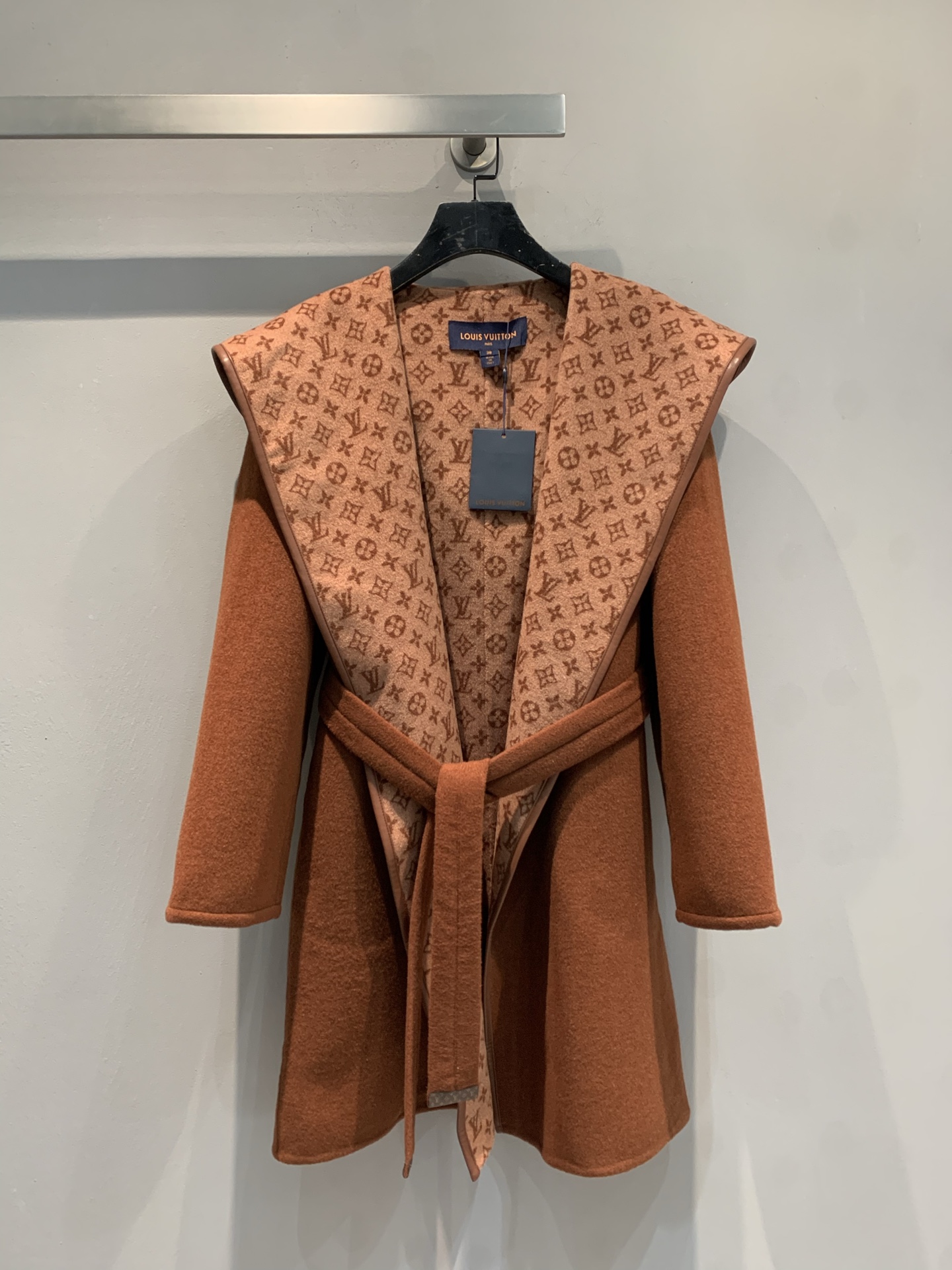 NO:697513,Equipped with dust bag, the new model is shipped. M top-quality fabrics with complete packaging. L family's new autumn and winter small flower wrap-style mid-length coat, imported from Australia, sheep wool jacquard fabric, the fabric is soft and velvety!  Full body floral tailoring, imported goatskin binding!  The invincible large lapels are made for aura, and your upper body will become whiter and more beautiful in seconds!  Delivered with the same color belt. Caramel color code number 36 38 40, Louis Vuitton, sheepskin,19860909配防尘袋新款出货啦M顶级面料配全套包装 L家秋冬新款小花围裹式中长款大衣,澳洲进口绵羊毛呢提花面料,面料柔软绒感十足！满身对花剪裁,进口山羊皮包边！无敌大翻领为气场而生,上身秒变白富美！配送同色腰带.焦糖色 码数36 38 40,,louis vuitton,sheepskin,,Women's clothing