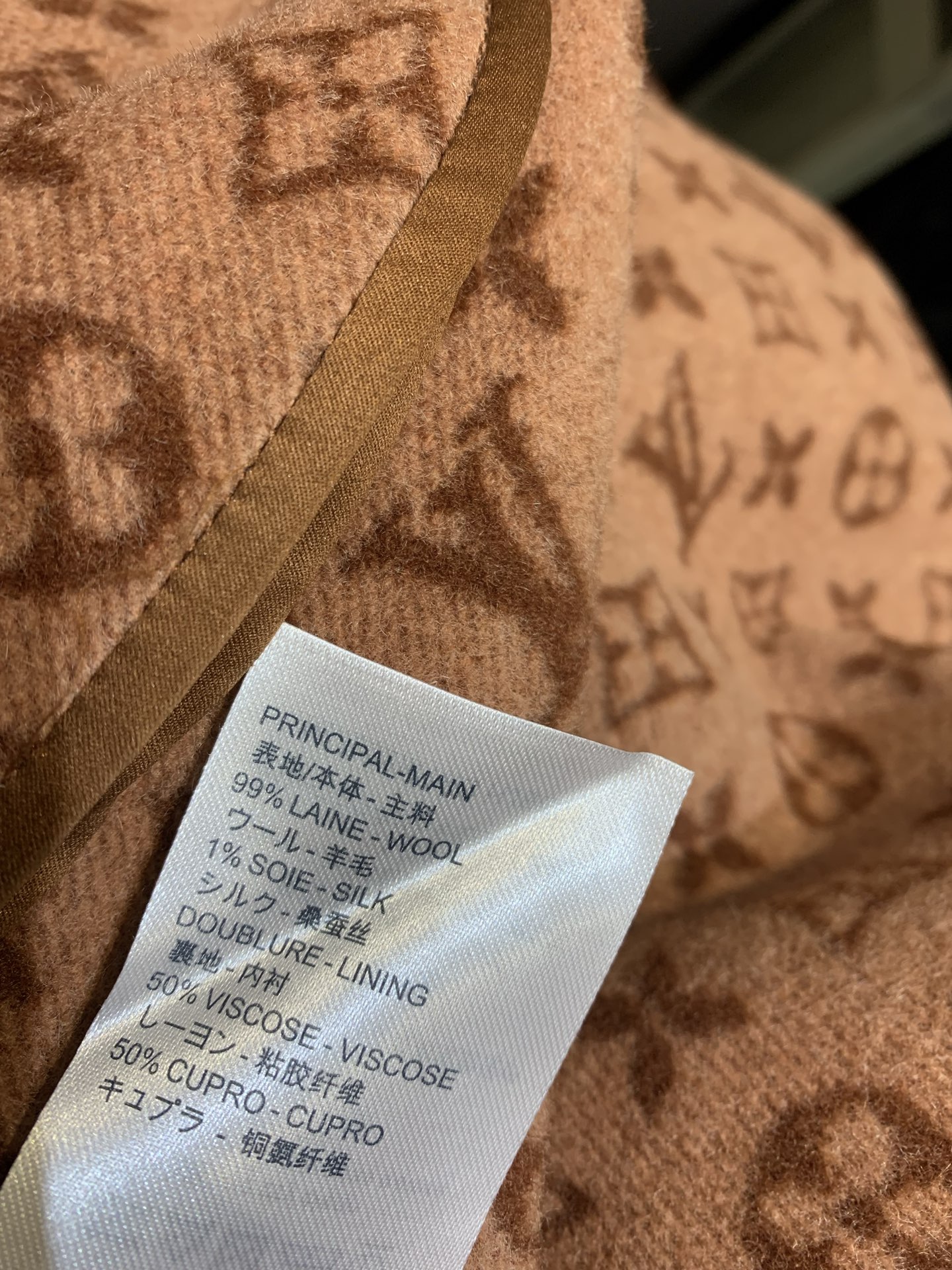 新款🌟出货啦📢 顶级面料配全套包装 L家秋冬新款小花围裹式中长款大衣，澳洲进口绵羊毛呢提花面料，面料柔软