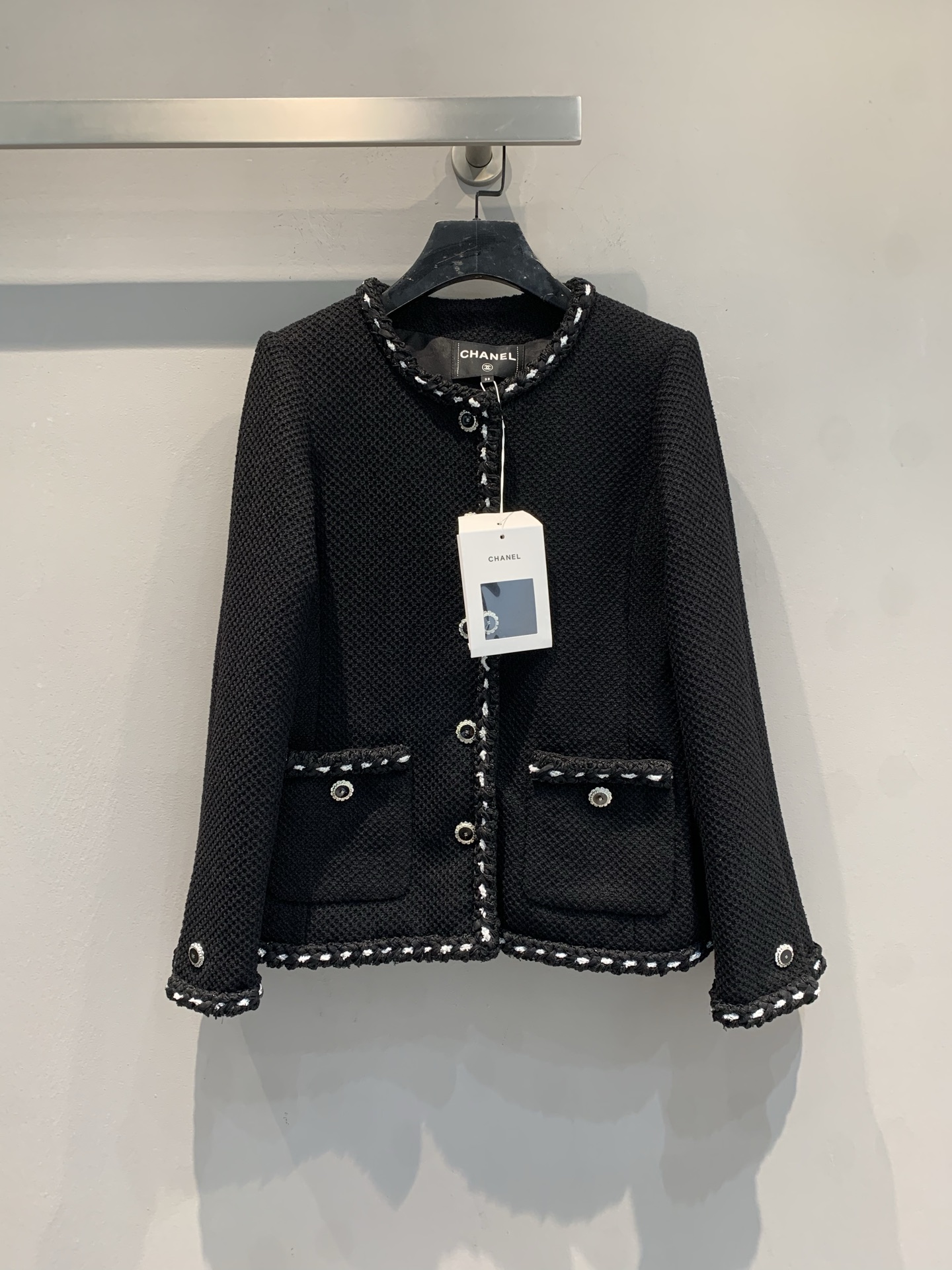 NO:708384,Comes with dust bag. M comes with dust bag. Original development. C's 2026 early spring new trendy retro black tweed jacket, classic small fragrance design, black and white piping + metal buttons, full of elegant retro temperament. High-quality tweed, blended wool, soft and warm, perfect for autumn and winter!  The short H version, three-dimensional shoulder line, slim and neat, can be easily used in commuting or formal occasions. The tweed craftsmanship is complex and the texture is high-end. It goes well with skirts or trousers, and it is easy to create a lady-style outfit. Size 36 38 40,,chanel,skirts,jackets & coats,19860909配防尘袋新款出货啦M配防尘袋 原版开发 C家2026早春新款时髦复古黑色粗花呢外套,经典小香风设计,黑白滚边+金属纽扣,优雅复古气质满分.高品质粗花呢,混纺羊毛,柔软又保暖,秋冬穿超合适！短款H版型,立体肩线,显瘦利落,通勤或正式场合都能轻松驾驭.粗花呢工艺复杂,质感高级,搭配裙装或裤装都很出彩,轻松打造名媛风穿搭.码数36 38 40,,chanel,skirts,jackets & coats,,Women's clothing