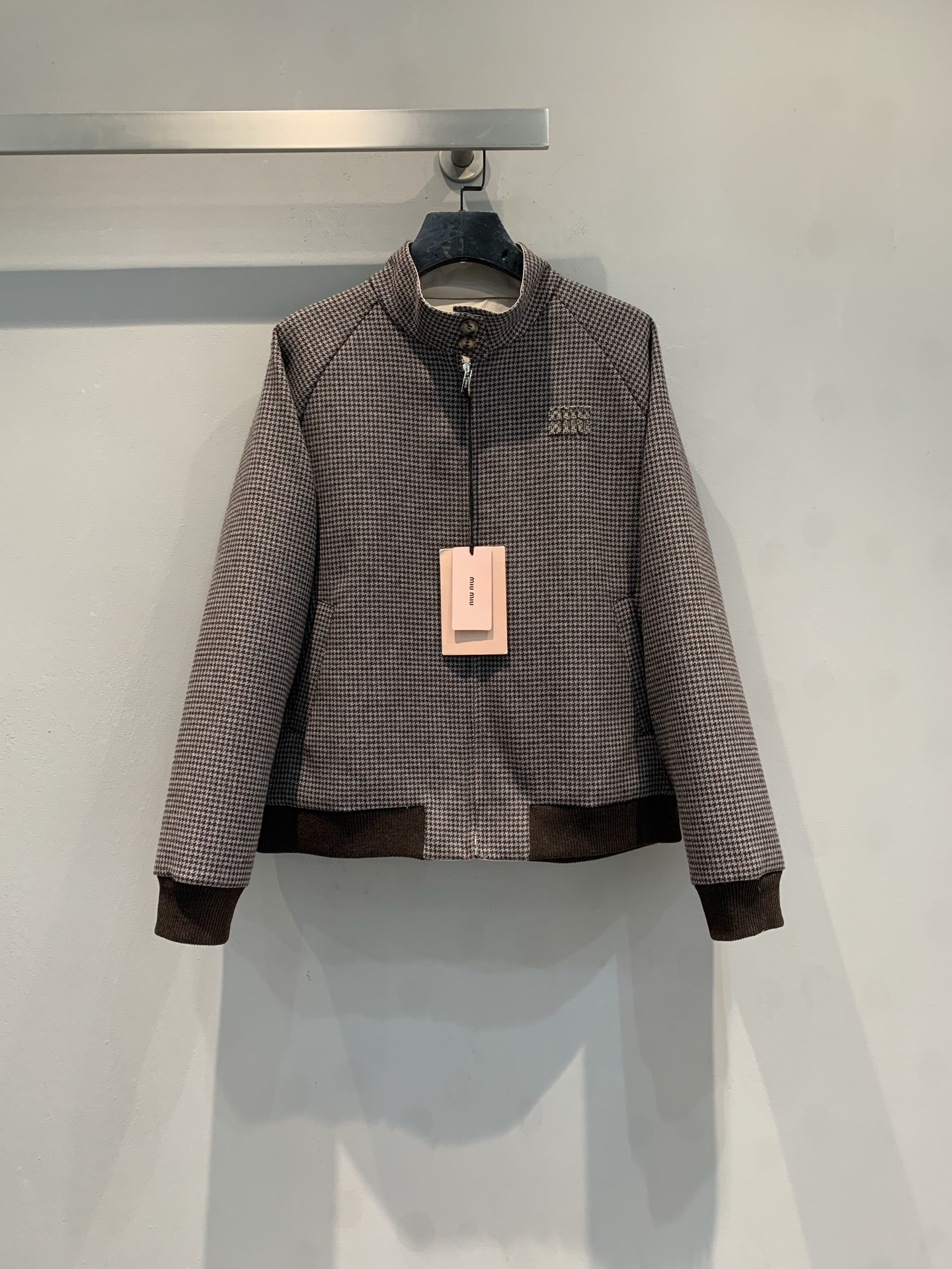 NO:708679,The new model is shipping. The original developed Miumi*2026 college style houndstooth double-sided jacket, classic houndstooth pattern + baseball jacket style, full of retro college style!  High-quality wool blend, soft and warm, perfect for autumn and winter. The double-sided design makes it more flexible to wear. The cuffs and hem are ribbed, making it comfortable and sophisticated. It can be easily controlled for daily commuting and leisure. Pair it with jeans or a skirt, and you can switch between elegance and vitality at will!  Size SML,,miumiu,skirts,jeans,jackets & coats,jackets & coats,19860909新款出货啦 原版开发 Miumi*2026学院风千鸟格双面夹克,经典千鸟格纹+棒球外套版型,复古学院风满满！高品质羊毛混纺,柔软又保暖,秋冬穿超合适.双面设计,穿搭更灵活,袖口和下摆罗纹收口,舒适又显精致.日常通勤、休闲都能轻松驾驭,搭配牛仔裤或半裙,优雅活力随心切换！码数SML,,miumiu,skirts,jeans,jackets & coats,jackets & coats,,Women's clothing